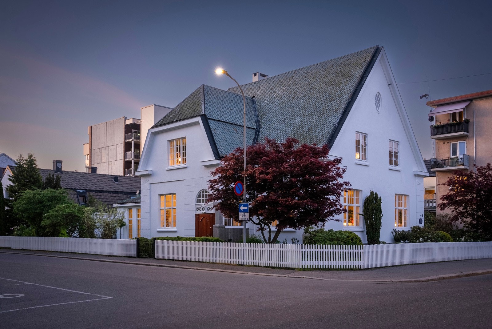 Velkommen til denne unike boligen i hjertet av Sandefjord. Gatefasaden er bevart fra det opprinnelige og gir et elegant inntrykk Galleribilde