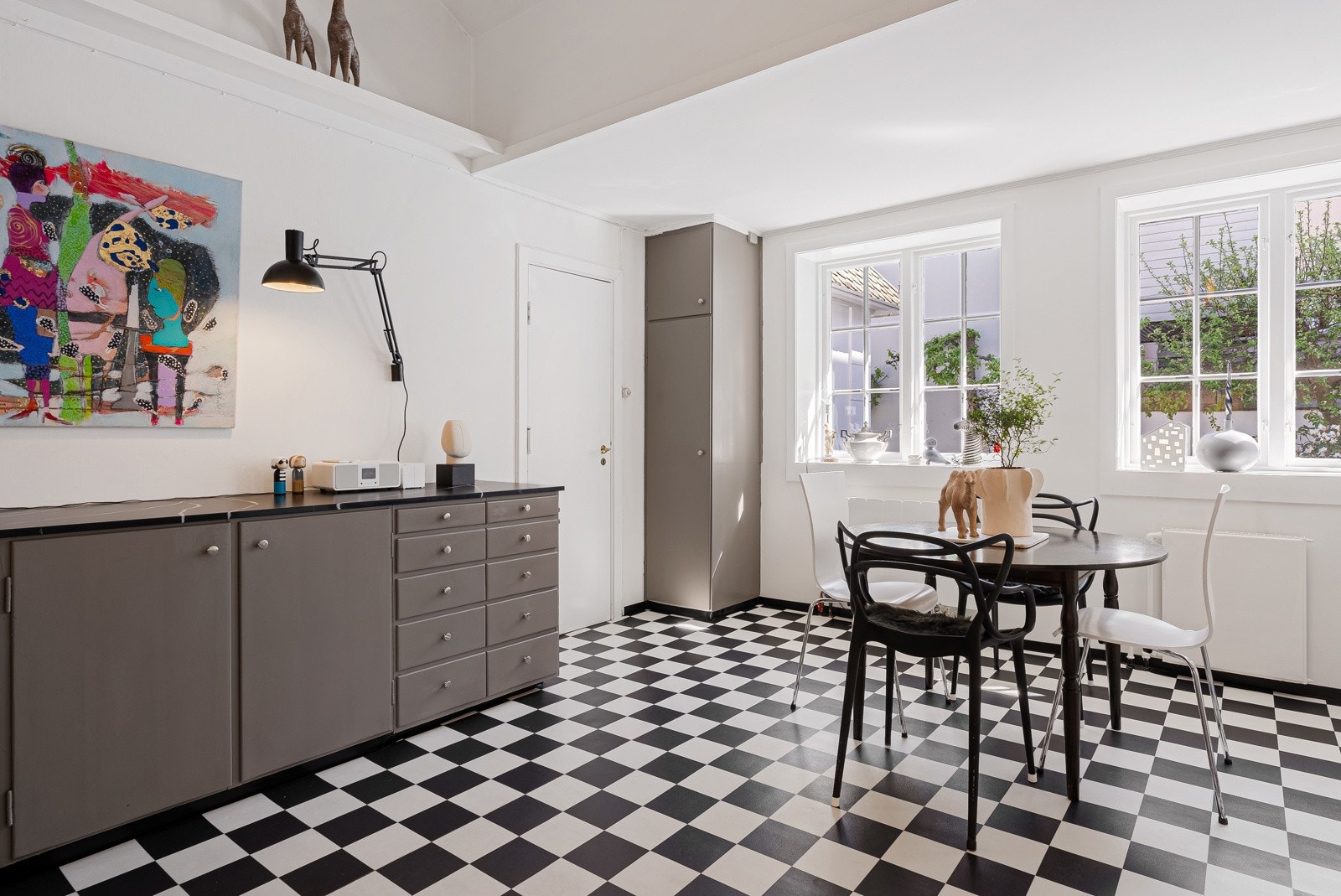 Kjøkken har godt med naturlig lys Galleribilde