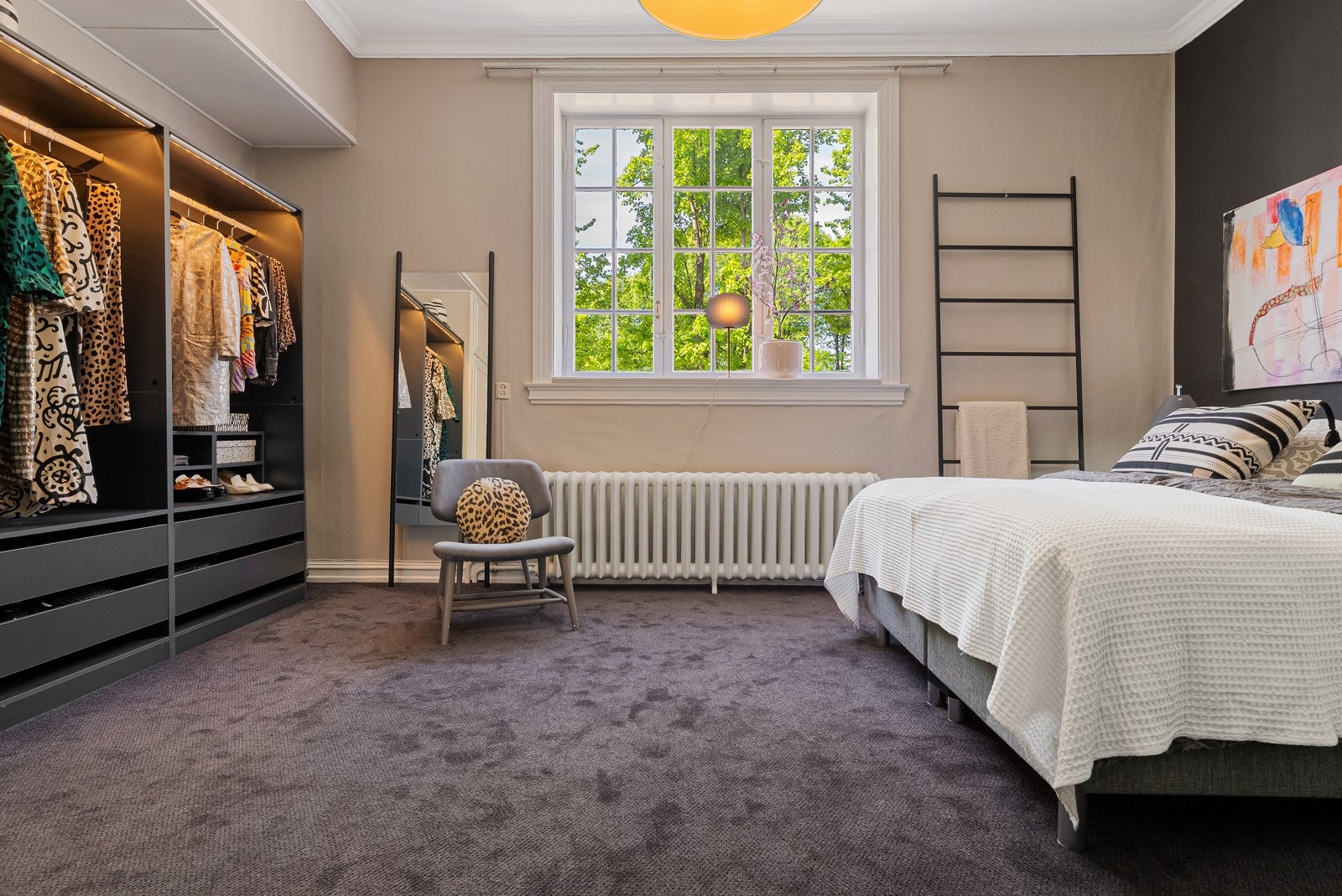 Hovedsoverommet er stort og har godt med garaderobeplass Galleribilde