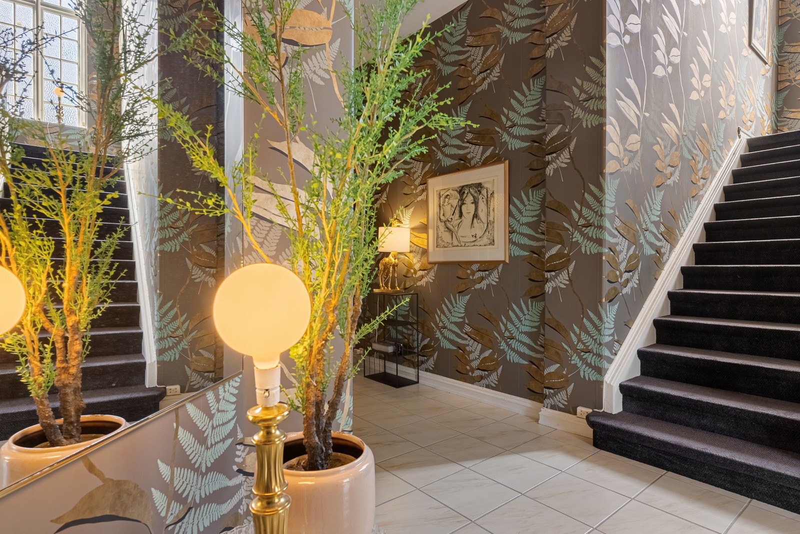 Denne vakre hallen leder deg videre inn i storstuen og opp i boligens 2. etasje Galleribilde