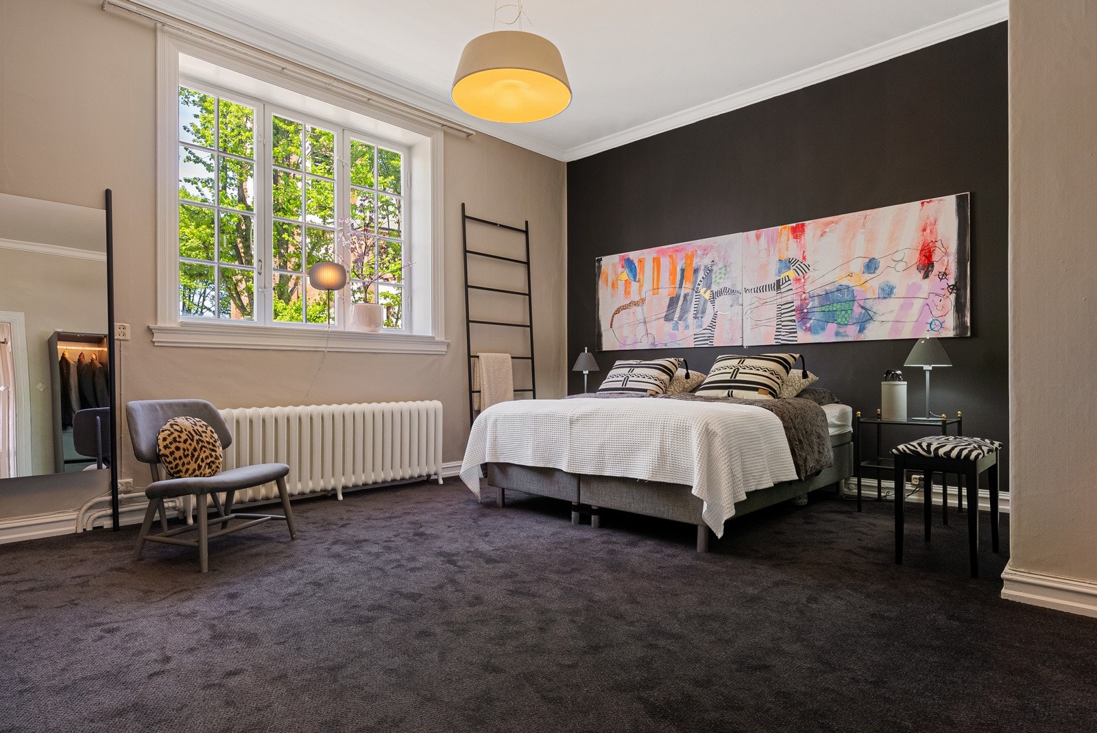 Hovedsoverom. Også her er alle overflater som tepper, tapet og maling nye. Galleribilde