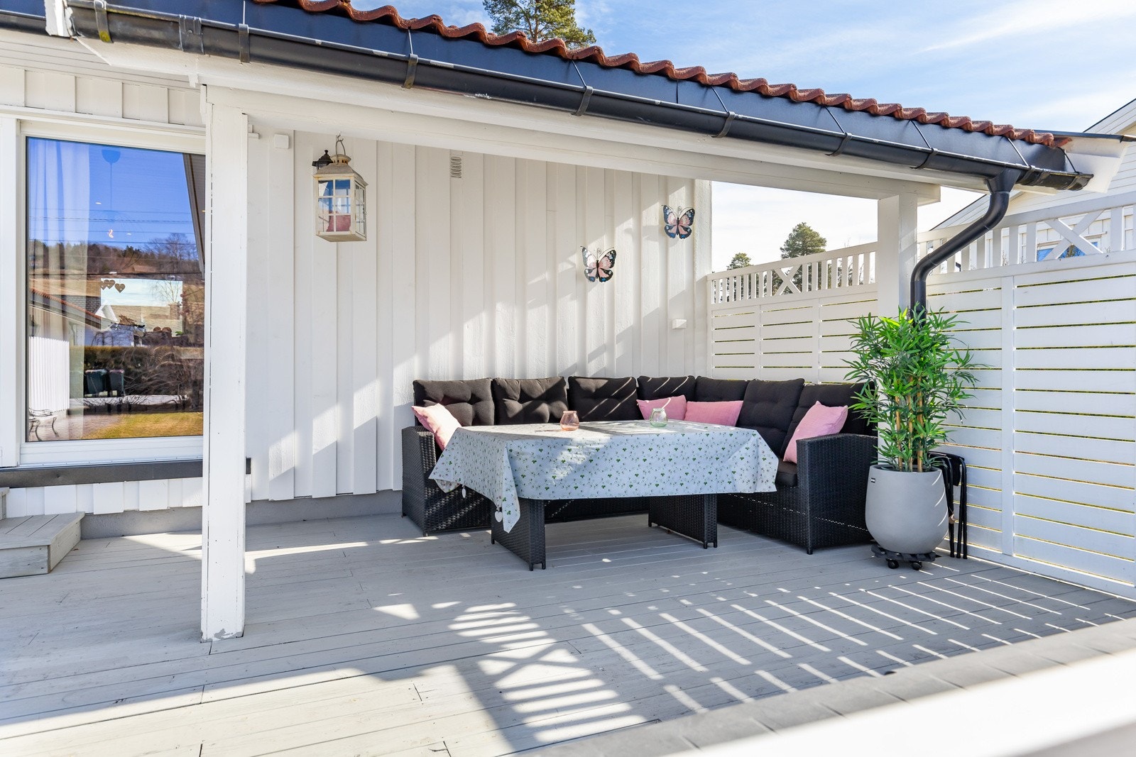 Terrassen ligger usjenert til med gode levegger på tre sider. Galleribilde