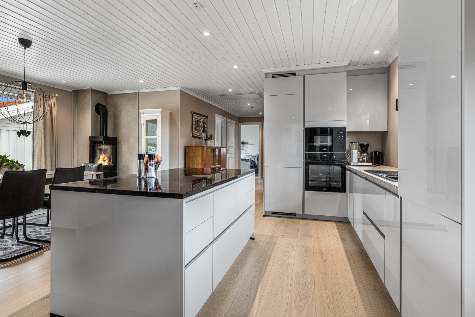 Hjertet i hjemmet er den åpne stue- og kjøkkenløsningen Galleribilde
