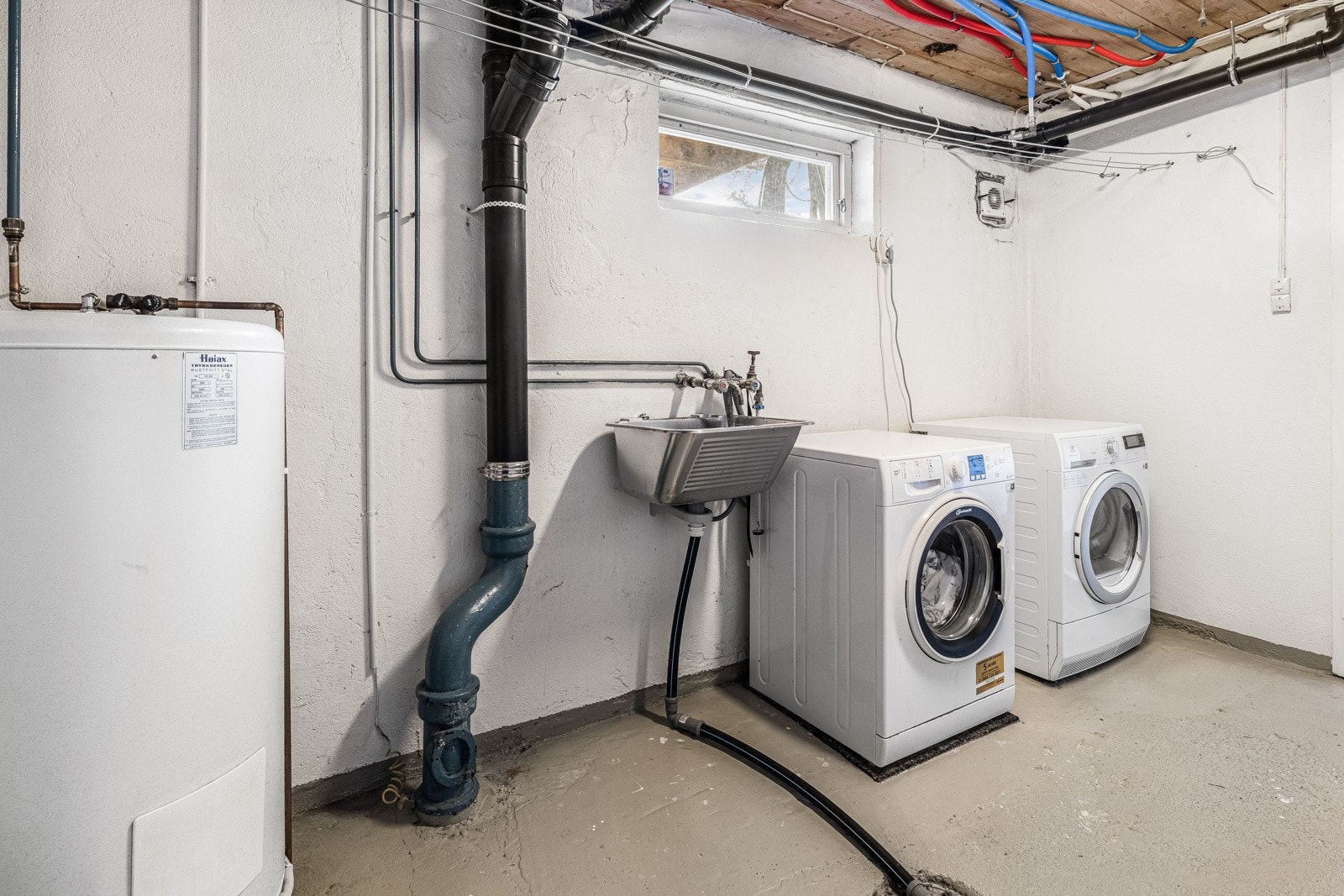 Eneboligen har et separat vaskerom i kjelleretasjen. Galleribilde