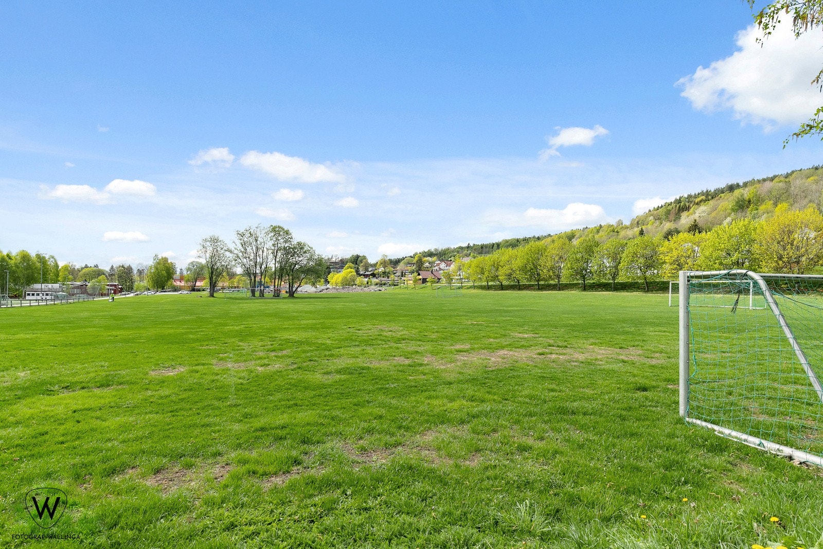 Ved skolen er det også flere fotballbaner. Galleribilde