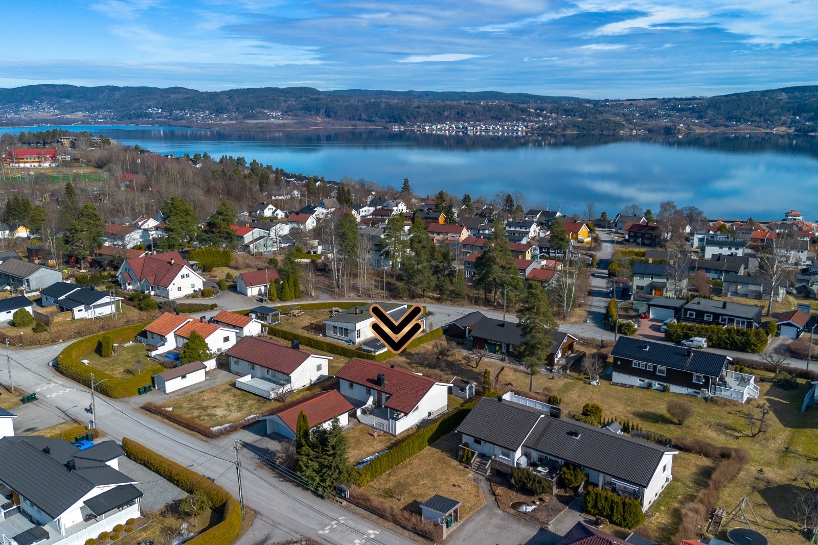 Helt i tomtegrensen er det en dukkestue. Galleribilde