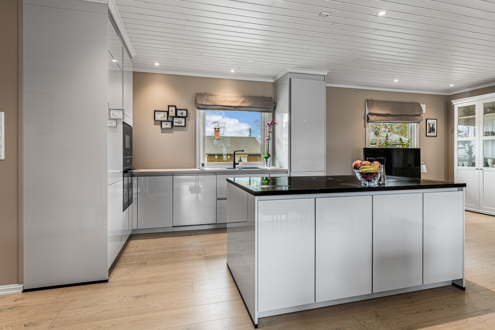 Allrommet er et tiltalende rom med lettstelt laminatgulv, rolig naturfarge på vegger og downlights i himling. Galleribilde