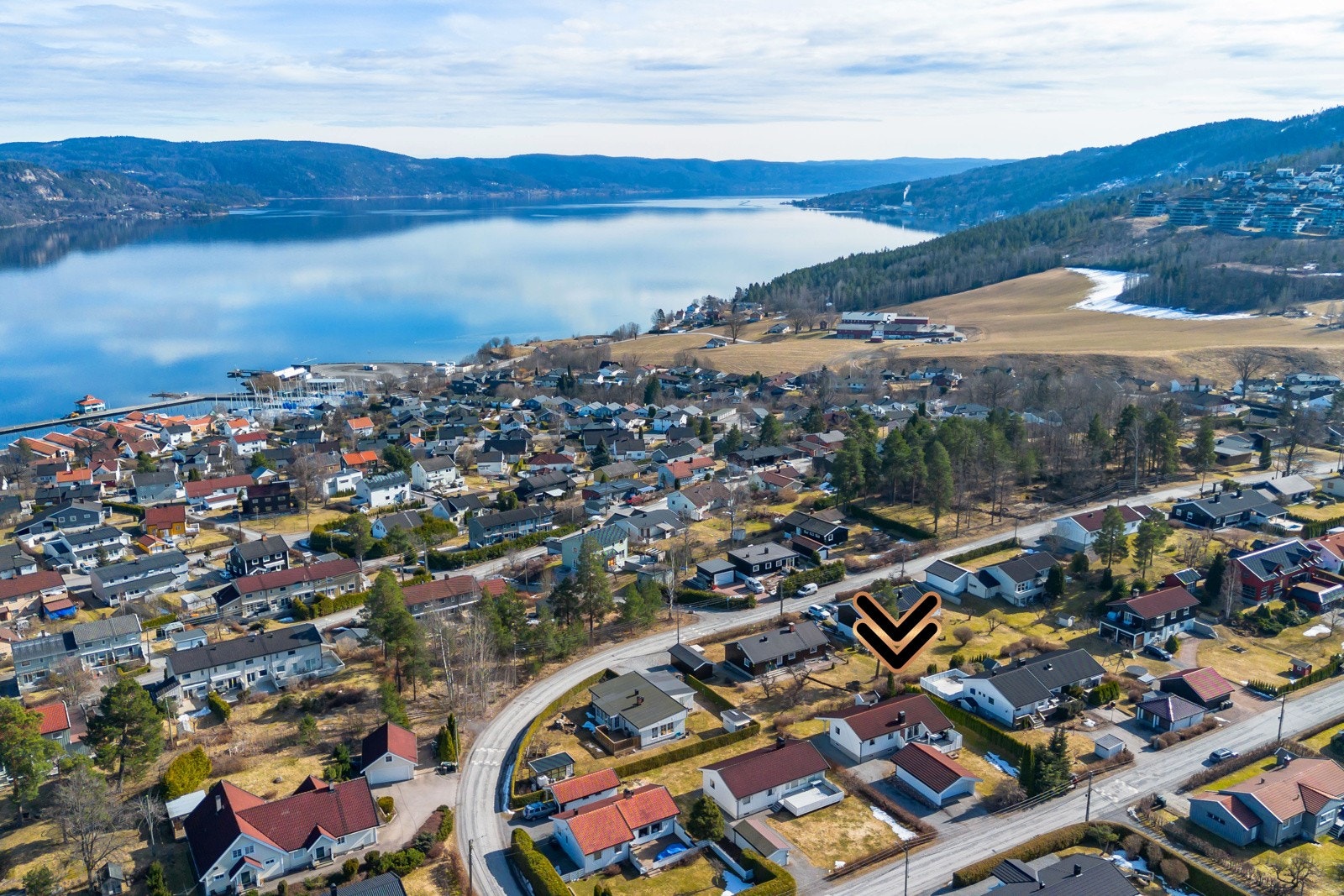 Eneboligen ligger i et barnevennlig og meget attraktivt villaområde på Åskollen i Drammen. Galleribilde