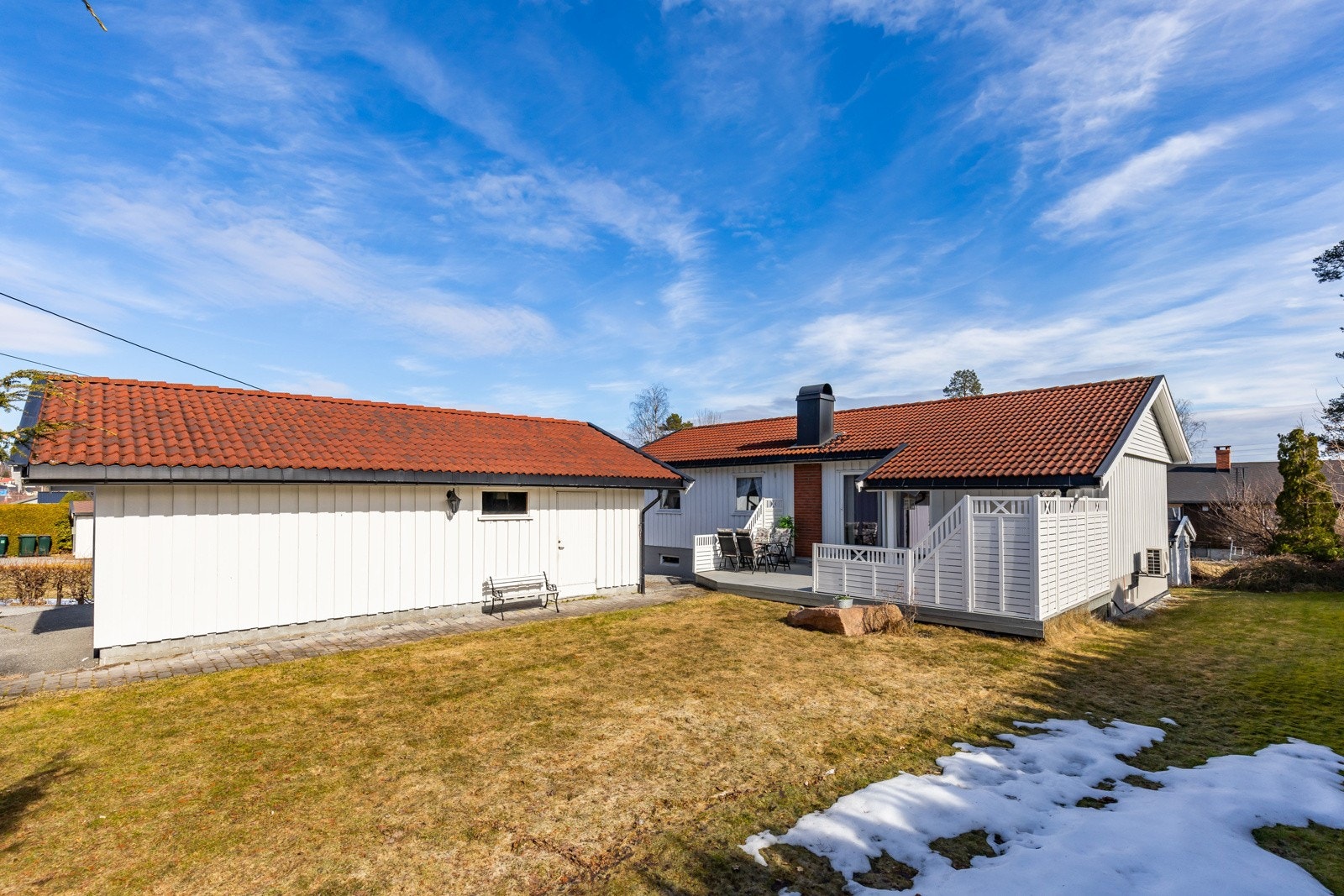 Hagen har plenareal, vintergrønt og diverse beplanting. Galleribilde