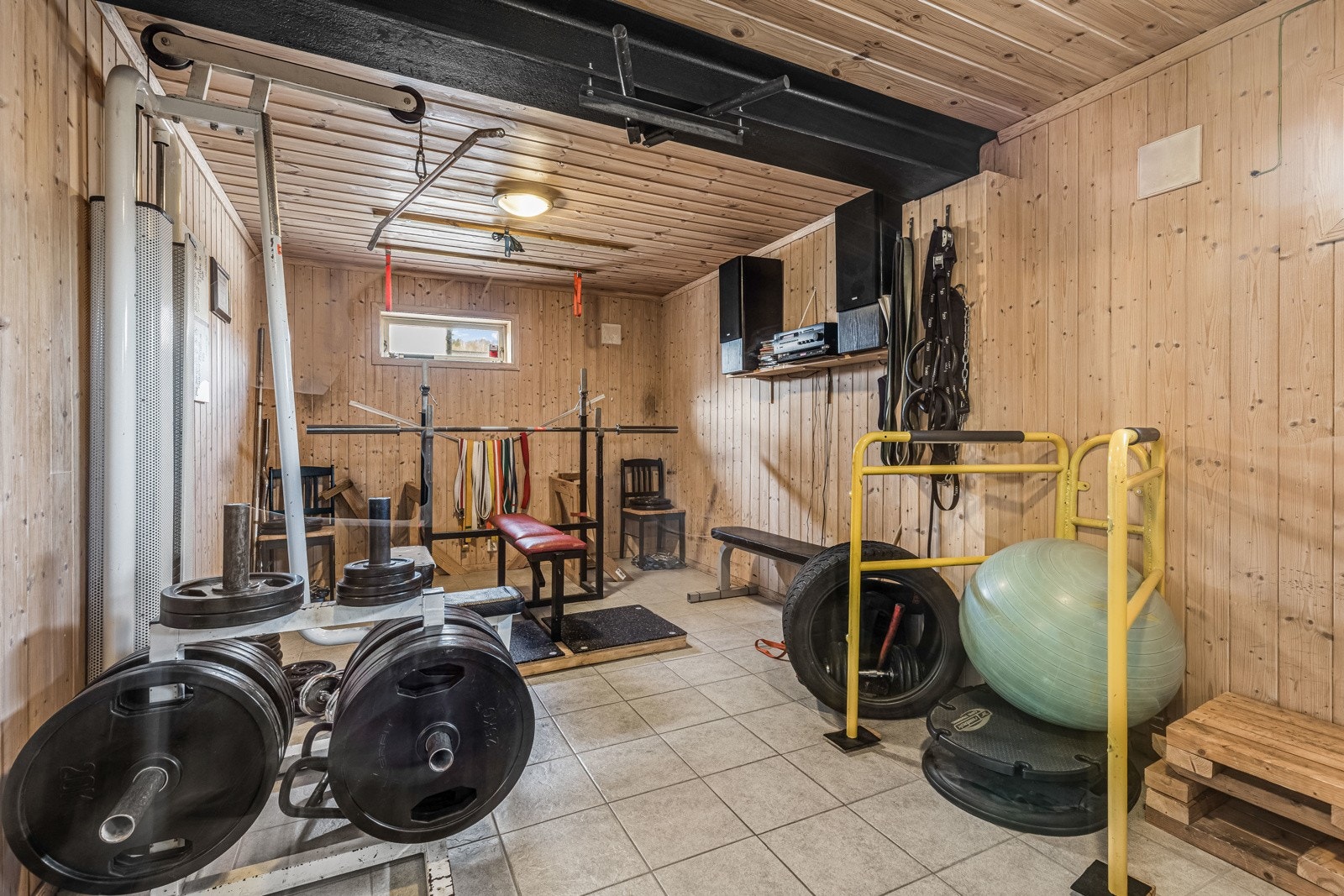 Boden/treningsrommet har flislagt gulv, varmekabler og god plass til apparater. Galleribilde