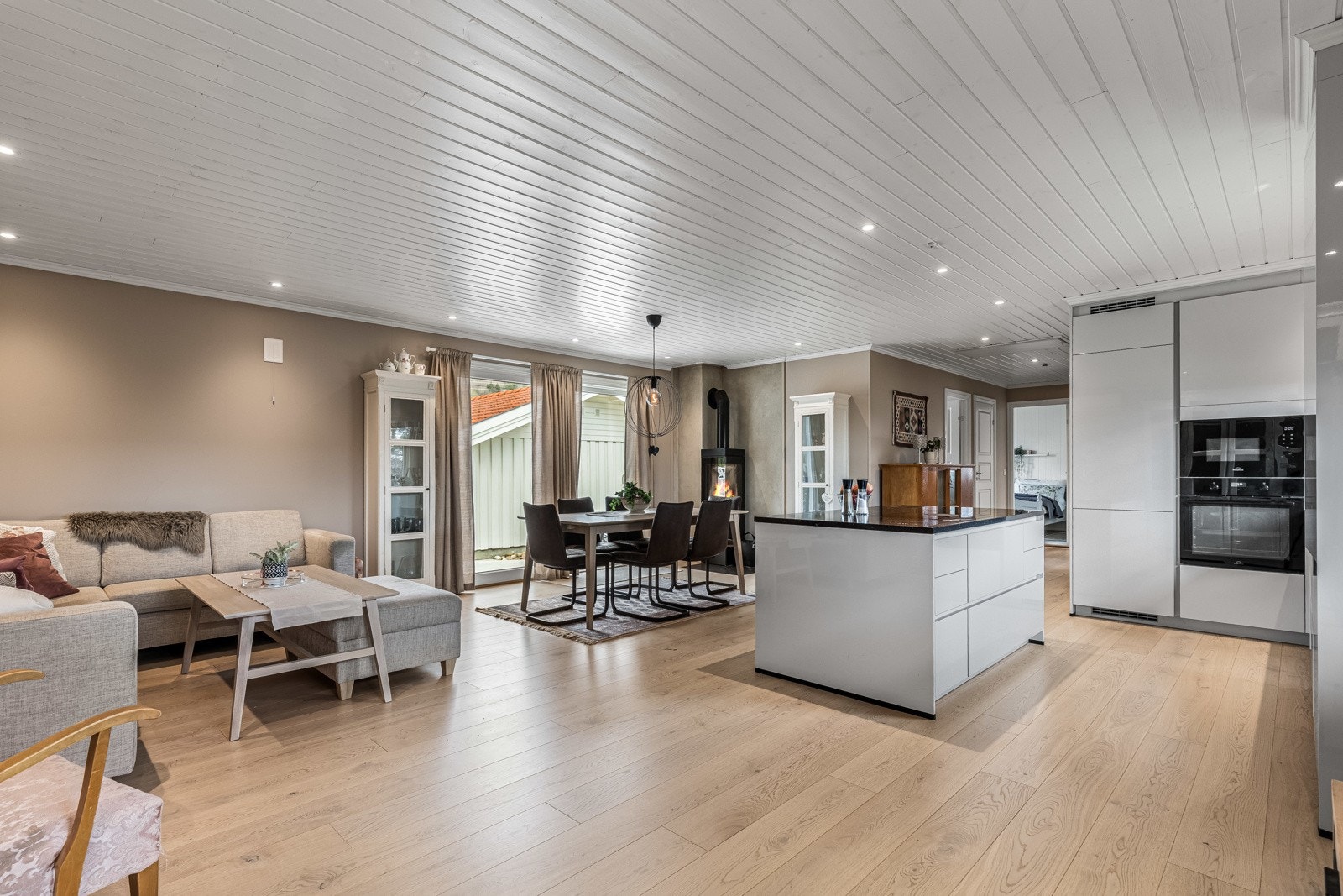 Kjøkkenet var nytt i 2021 og ligger i en vellykket åpen løsning med stuen. Galleribilde