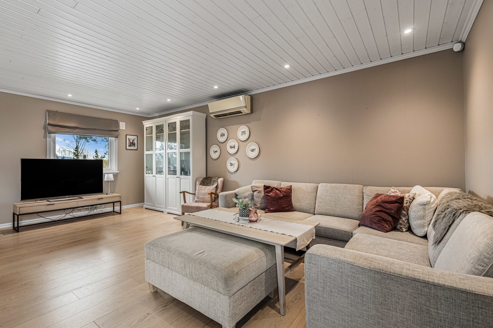 Stuen har for øvrig både varmepumpe og en flott peisovn for varme og hygge. Galleribilde