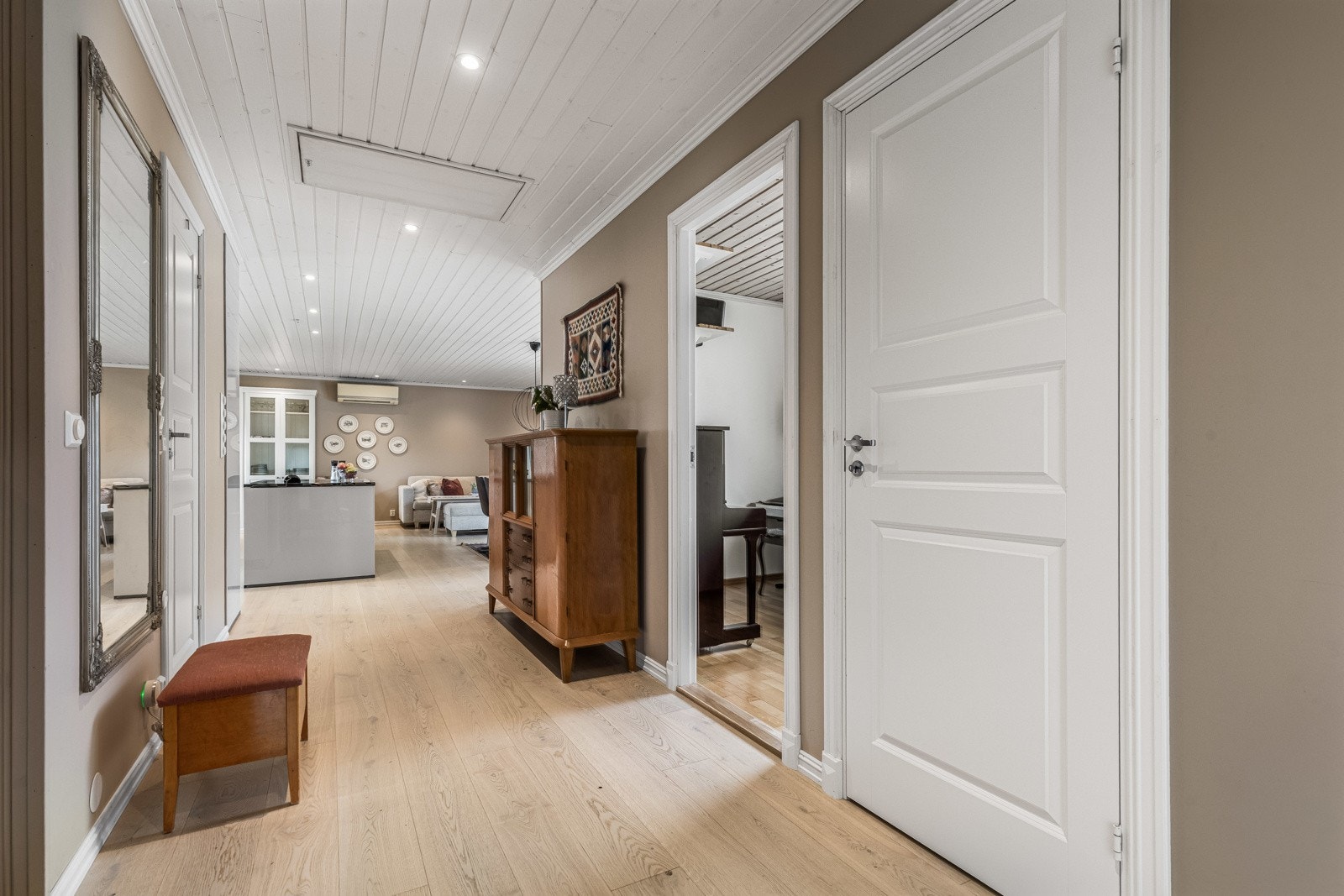 Fra entreen er det åpen gjennomgang til stuen og kjøkkenet som er holdt i samme fargenyanse for et helhetlig inntrykk. Galleribilde