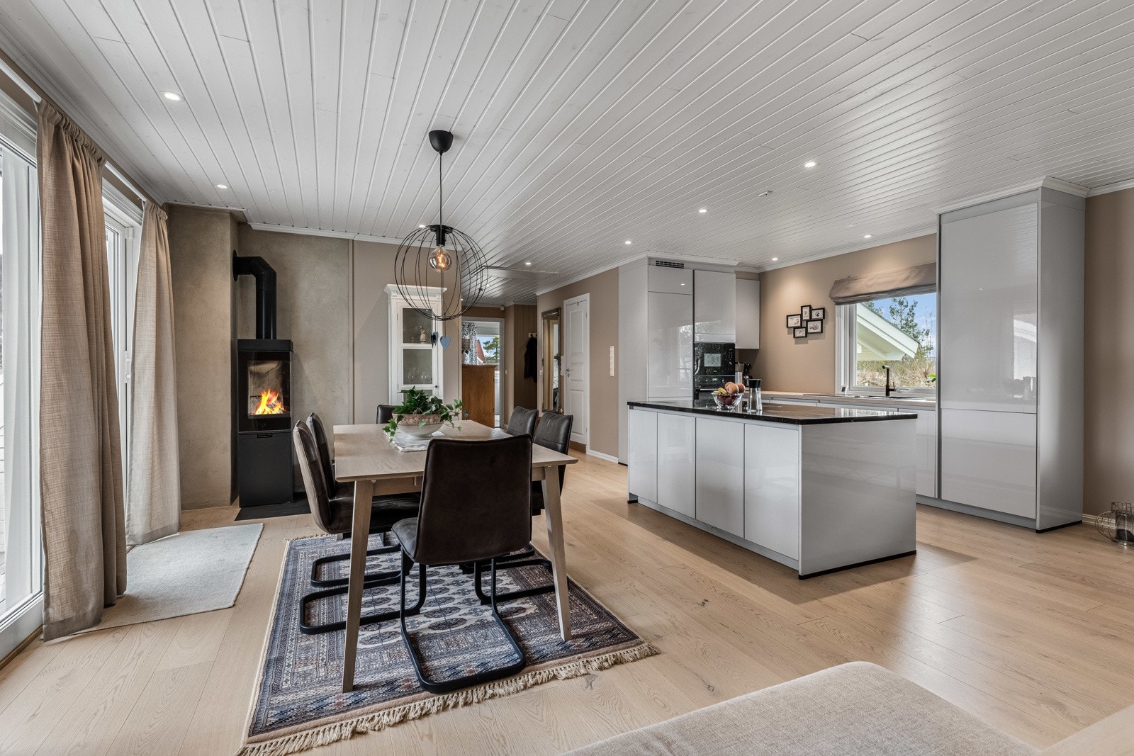 Innredningen fra Crown Imperial er holdt i et moderne design som kler boligen godt med glatte, hvite fronter, benkeplate i mørk kompositt og en nedfelt oppvaskkum. Galleribilde