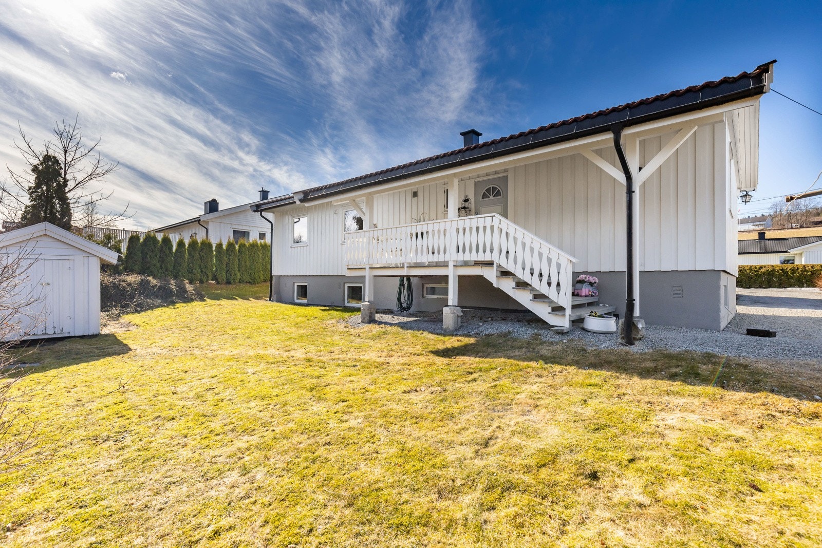 Den trivelige uteplassen har også hvitmalt rekkverk langs to sider og god plass til et kafésett. Galleribilde