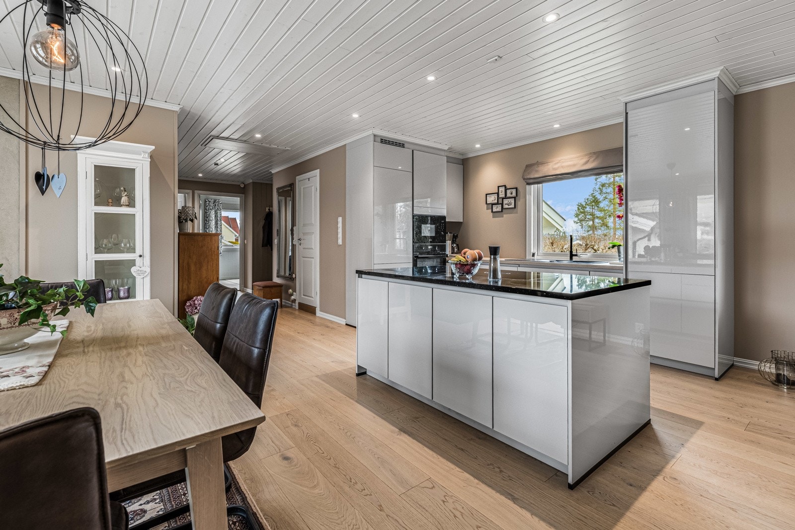 Kjøkkenet har ellers hvitevarer integrert i innredningen, inkludert både platetopp, stekeovn, mikrobølgeovn, oppvaskmaskin og kombiskap. Galleribilde