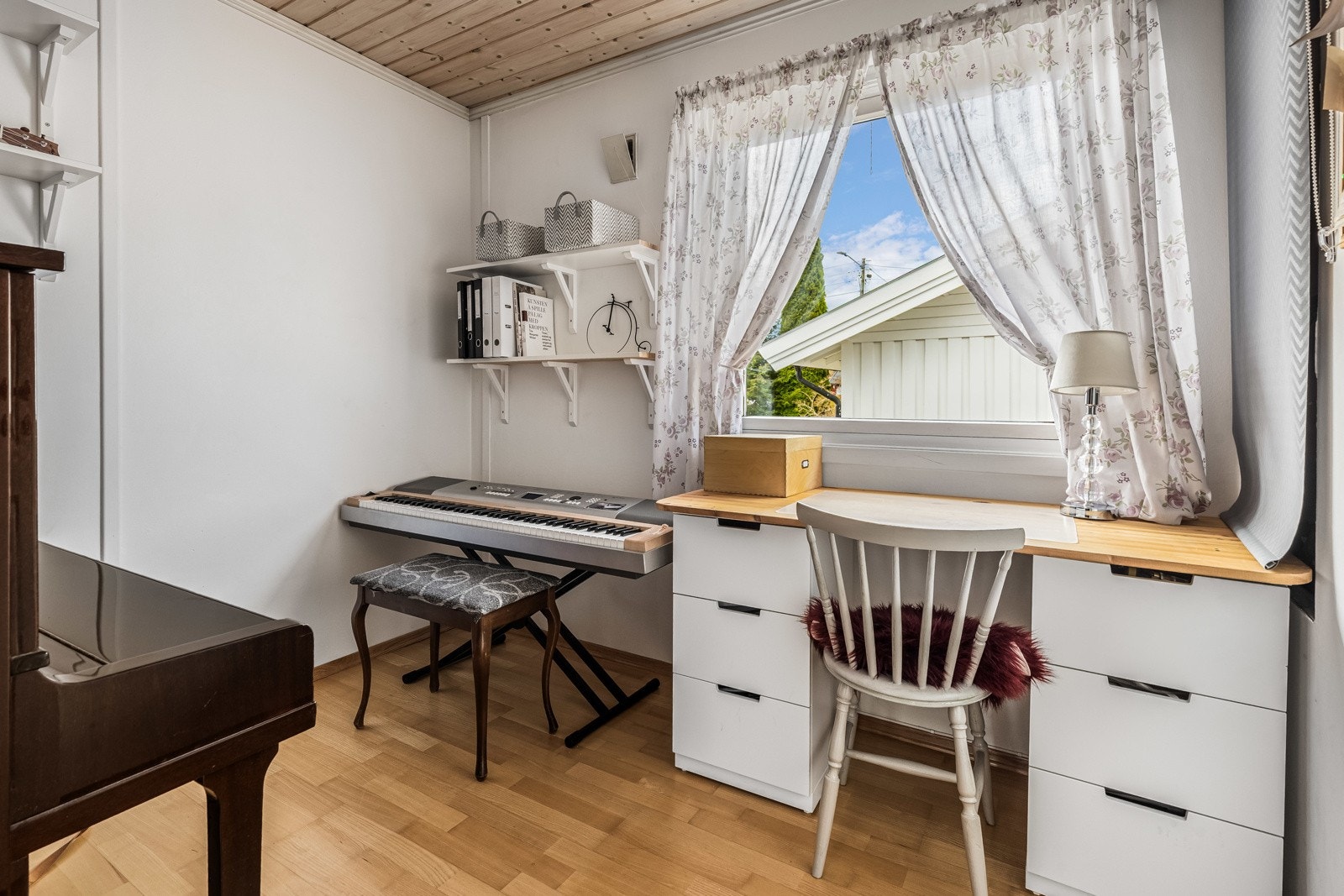 Det tredje soveromemt er brukt som musikk- og arbeidsrom. Galleribilde