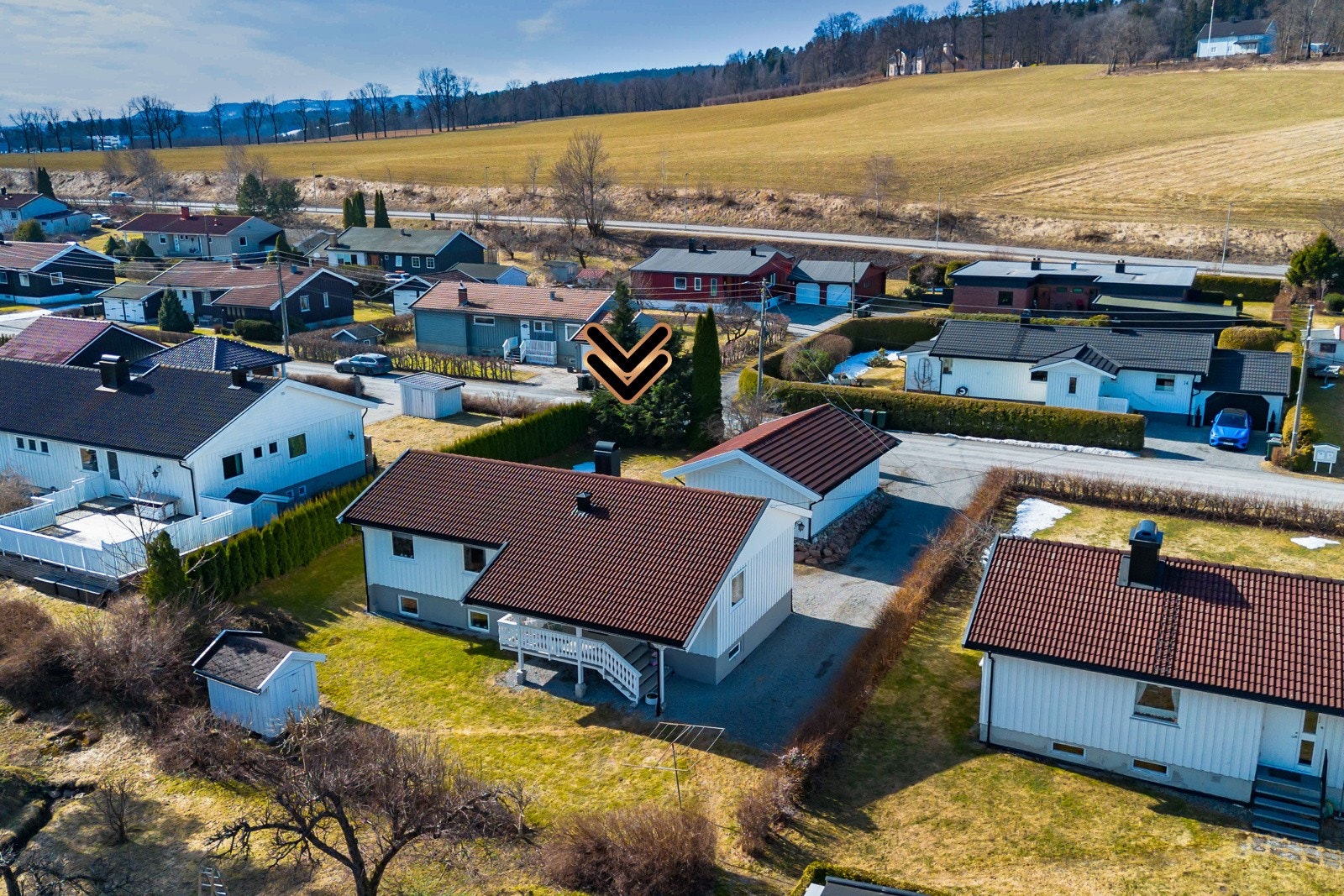 Det er også god plass til parkering på egen gårdsplass. Galleribilde