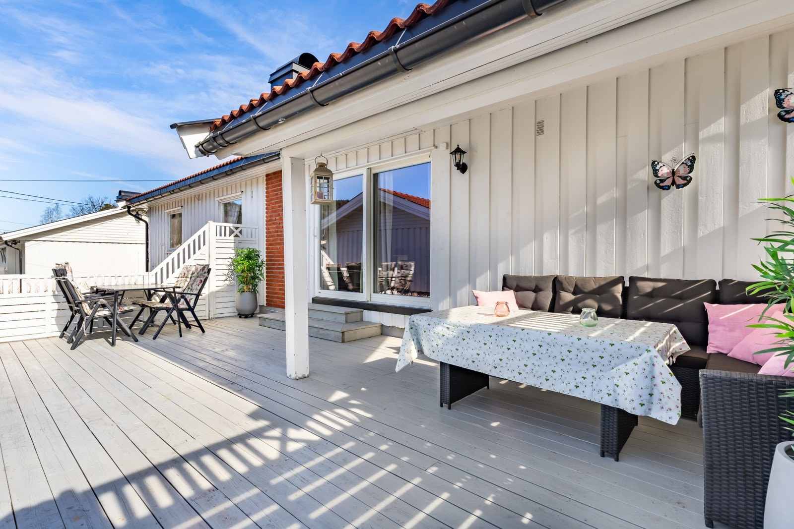 Deler av terrassen har også overbygg slik at man får skjerming for både sol og regn. Galleribilde