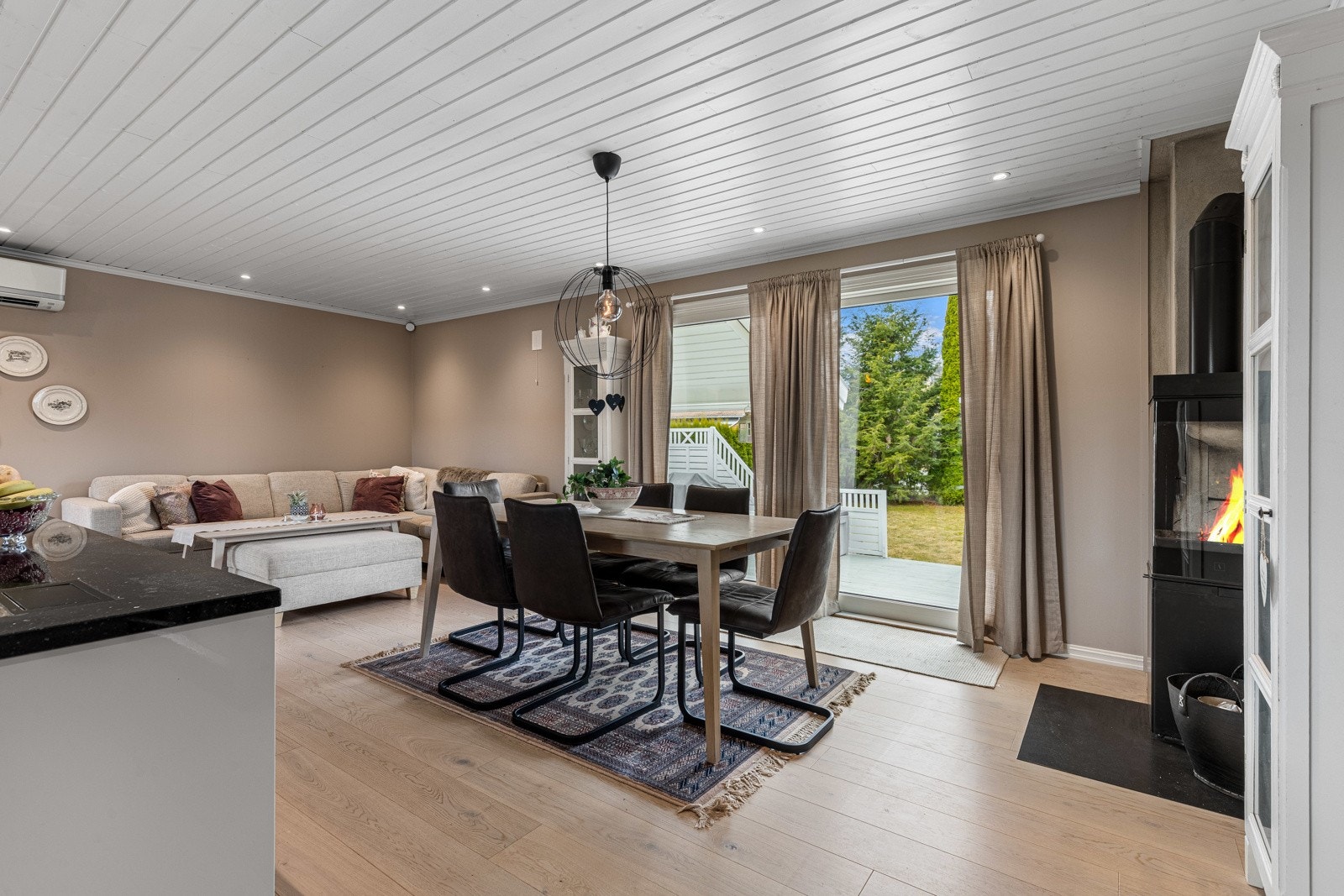 Rommet får dagslys fra to sider og i 2021 ble det satt inn nye vinduer med tolags glass. Galleribilde