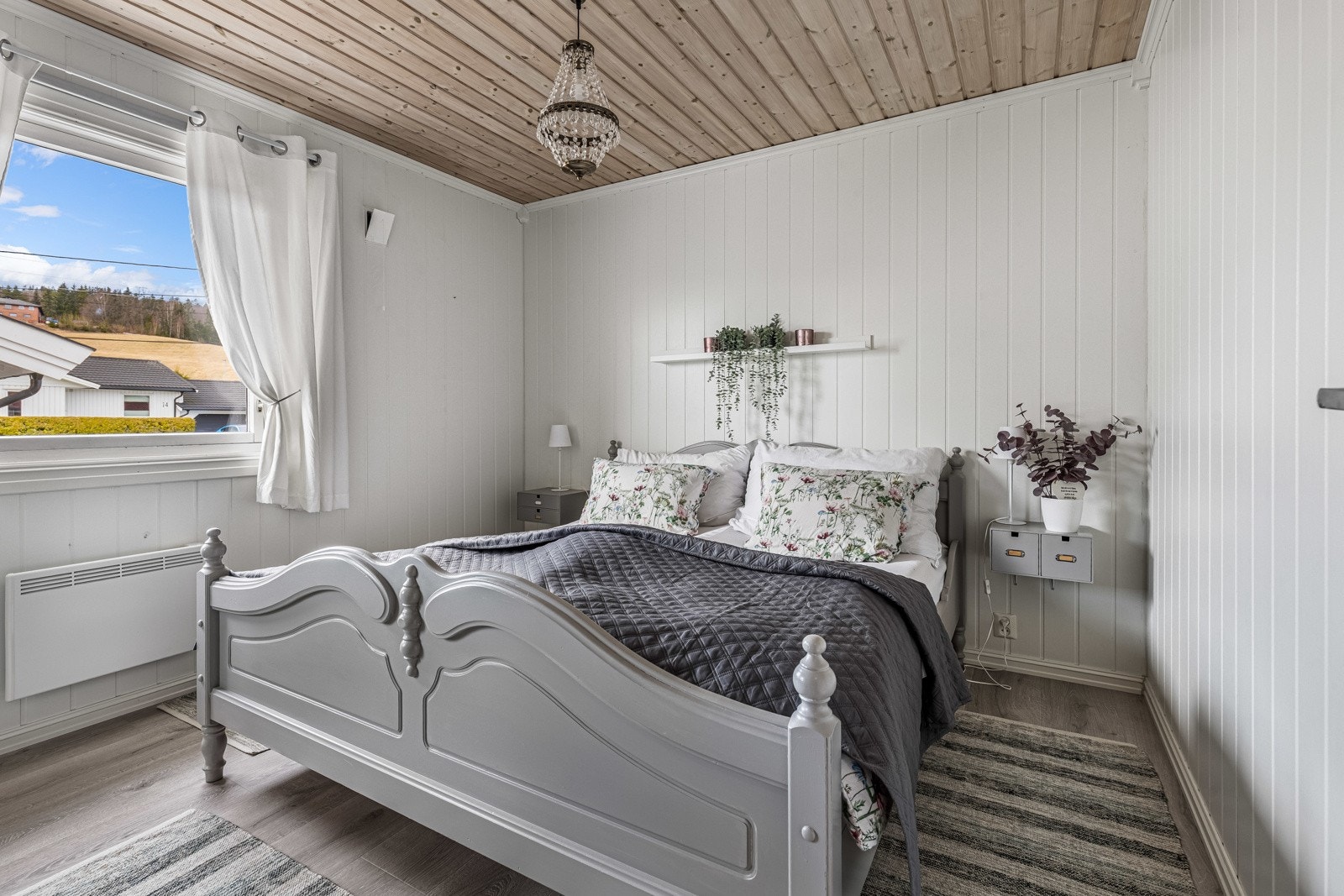 Eneboligen har god plass til en familie og en god planløsning med tre pene soverom plassert i samme ende av første etasje. Galleribilde