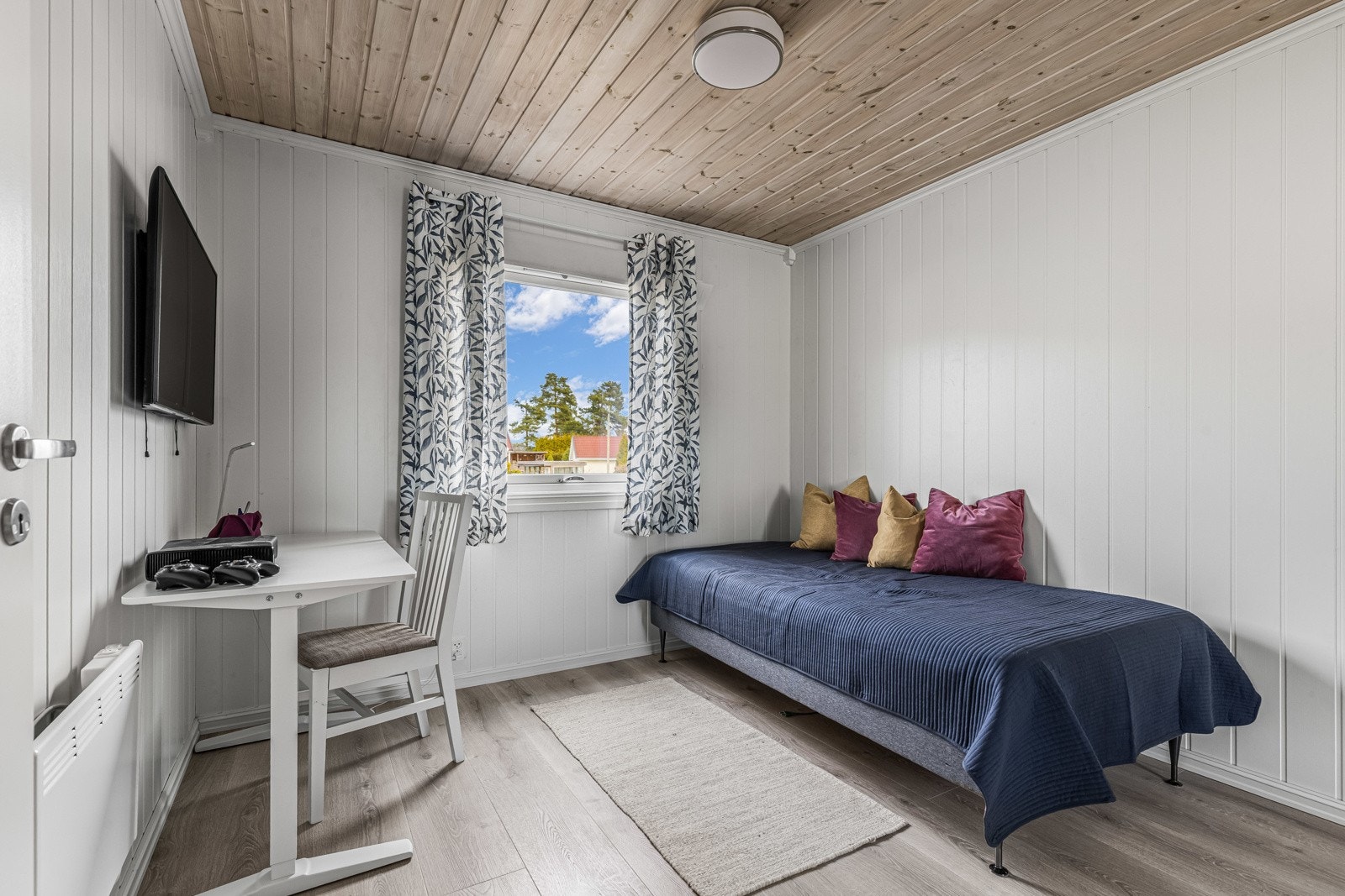 Alle soverommene er av god størrelse med plass til seng og annet møblement. Galleribilde