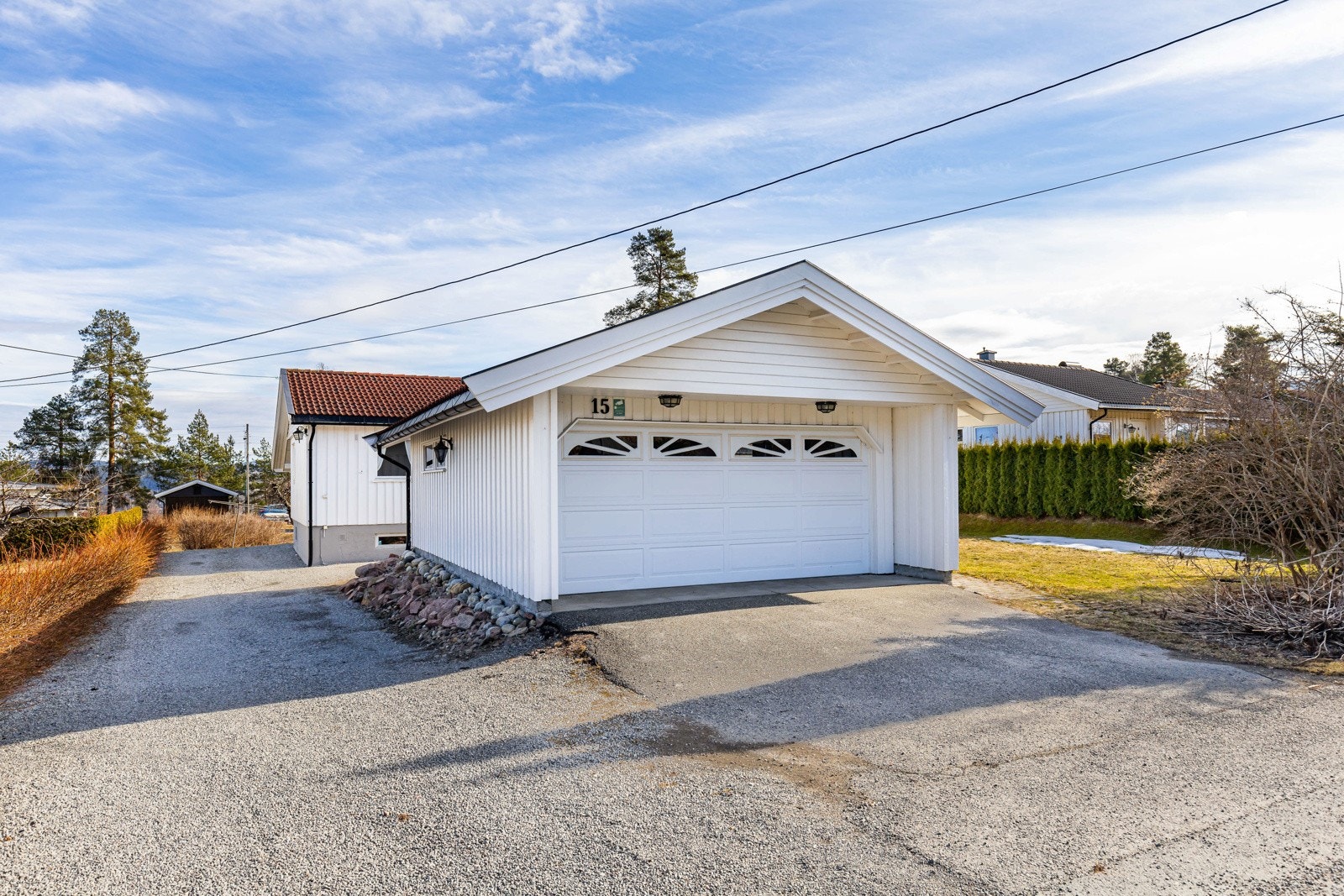 Det er parkering i en frittstående dobbelgarasje. Garasjen er på 42 kvm og har støpt dekke og motorisert leddport i tre med portåpner. Galleribilde