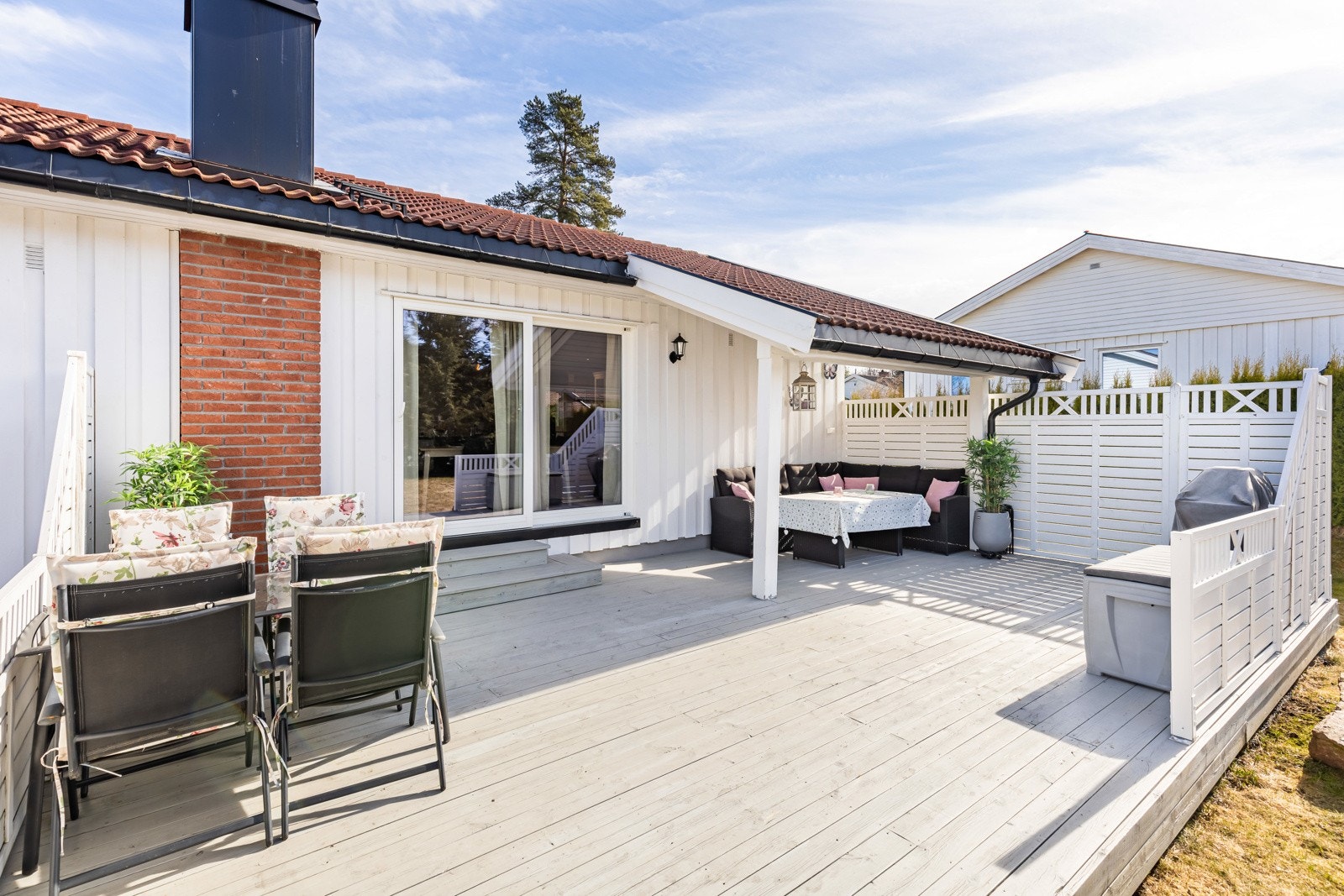 Det er skyvedør ut til terrassen fra stuen. Galleribilde