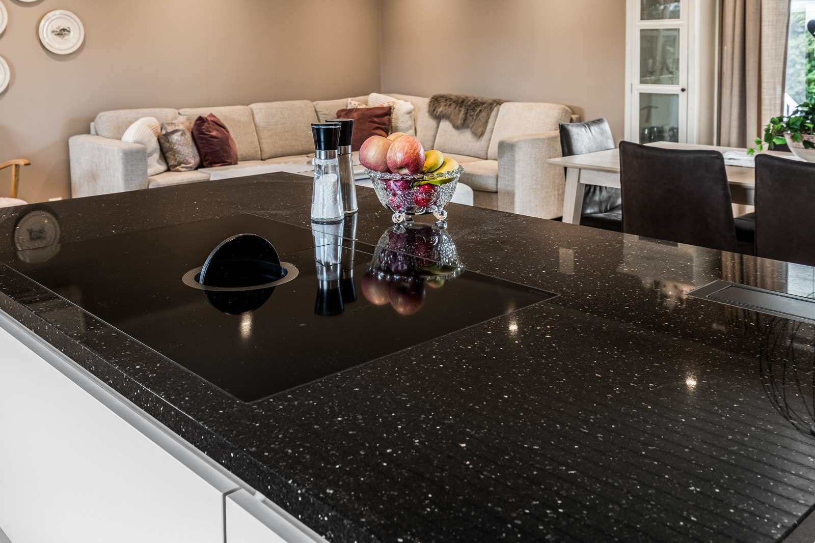 Praktisk, og ivaretar den åpne løsningen med nedfelt ventilator. Galleribilde