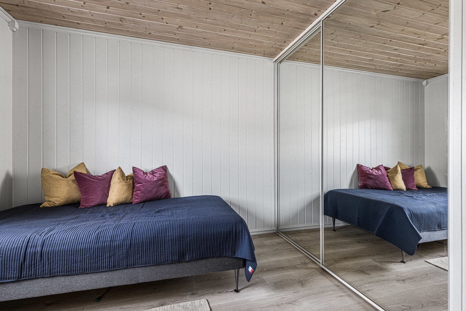 To av soverommene i første etasje har skyvedørsgarderobe med speilfronter Galleribilde