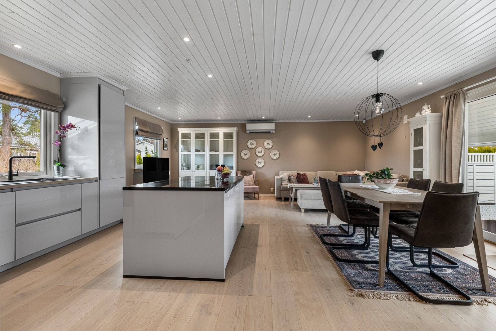 Den store kjøkkenøyen gir både ekstra arbeidsrom og oppbevaringsplass. Galleribilde