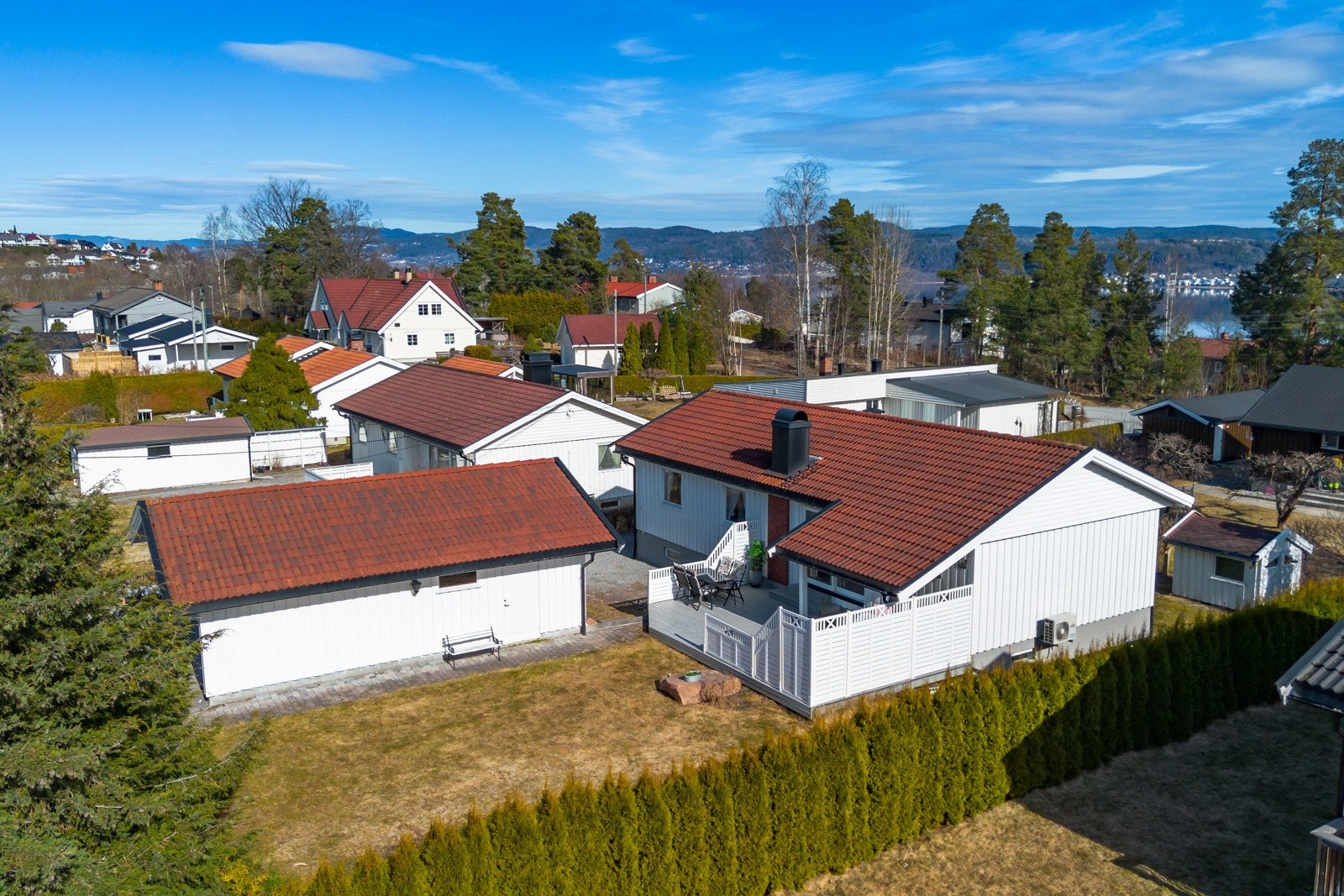 Eiendommen har en pent opparbeidet tomt med gruset gårdsplass og lettstelt hage. Galleribilde