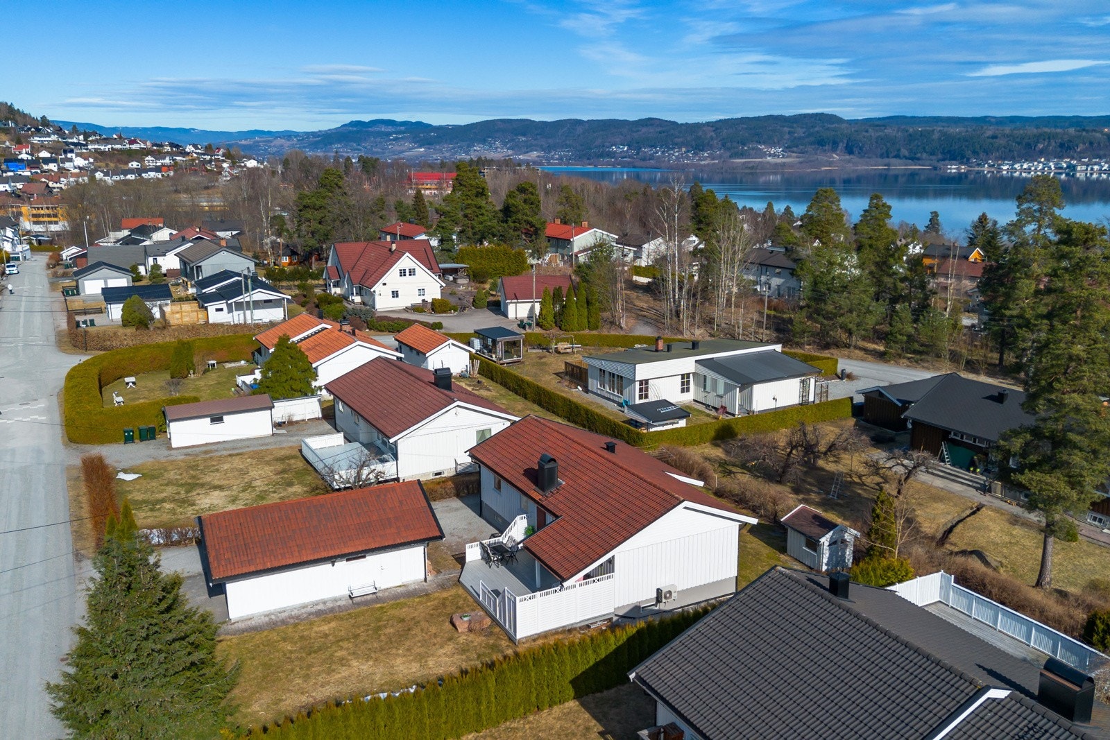 Det er god plass til trampoline i hagen. Galleribilde