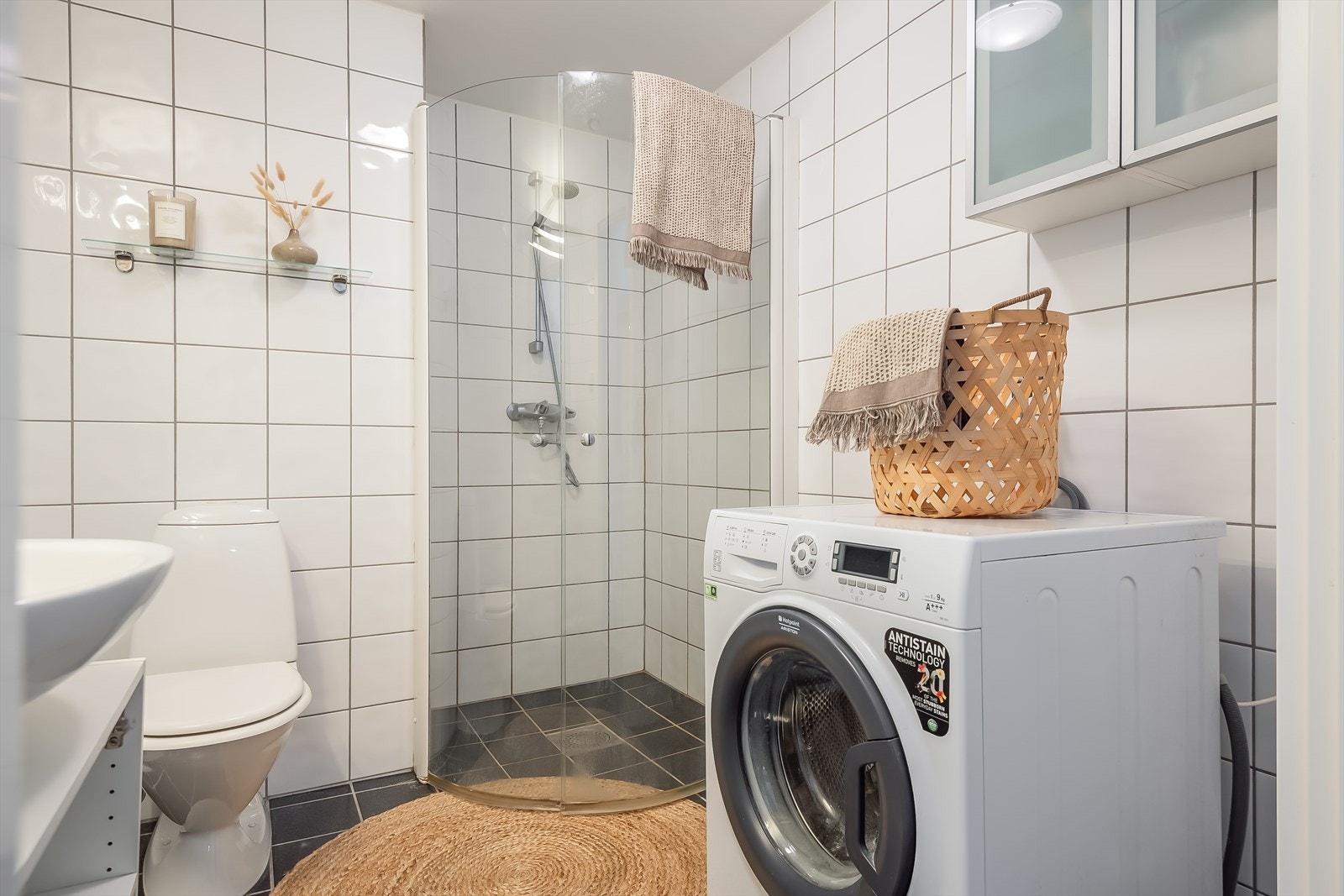 Her får du bad med moderne innredning, behagelig gulvvarme og ferdig opplegg for vaskemaskin. Galleribilde