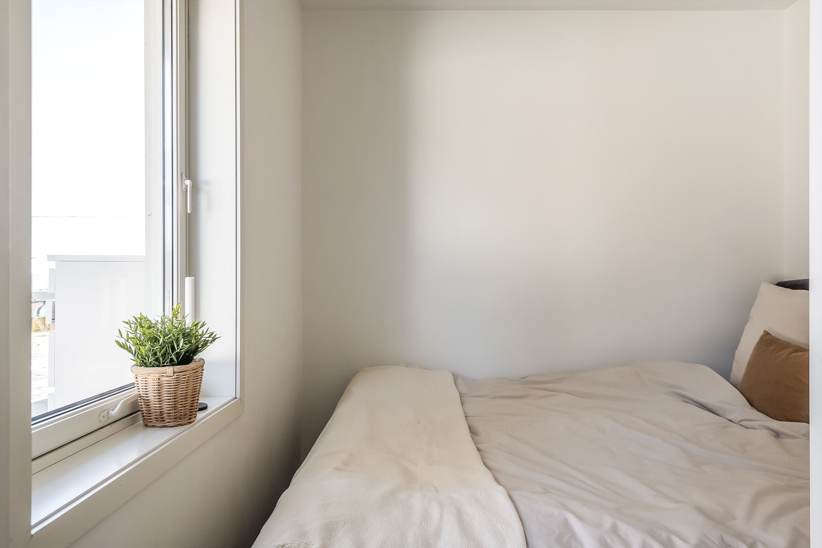 Rause vindusflater gir godt med naturlig lys og skaper en åpen atmosfære. Galleribilde