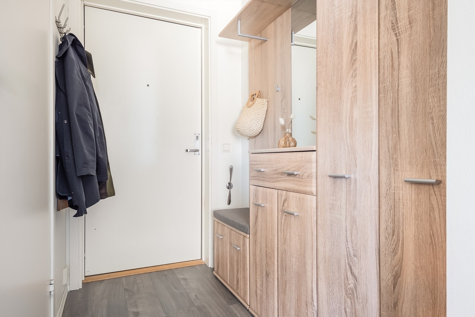 Romslig og innbydende entré med god plass til oppbevaring av sko og yttertøy. Garderobeløsning medfølger handelen. Galleribilde
