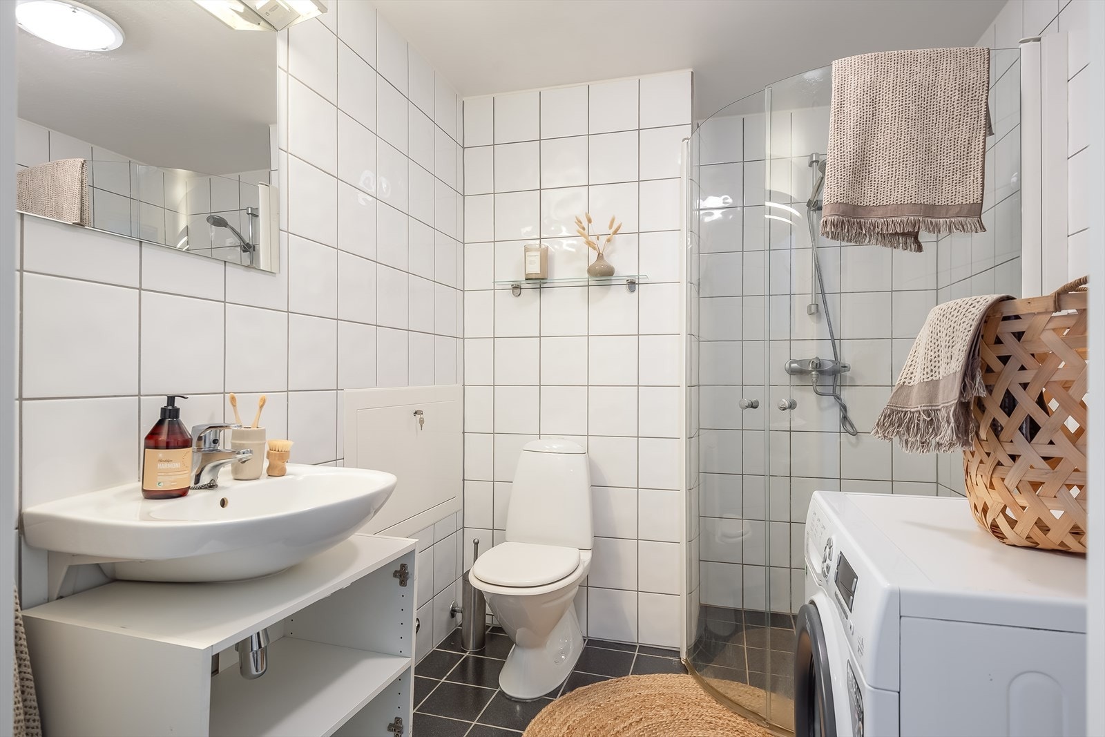 Lyst og flislagt bad på 4,5 m² fra nyere byggeår i 2006. Galleribilde