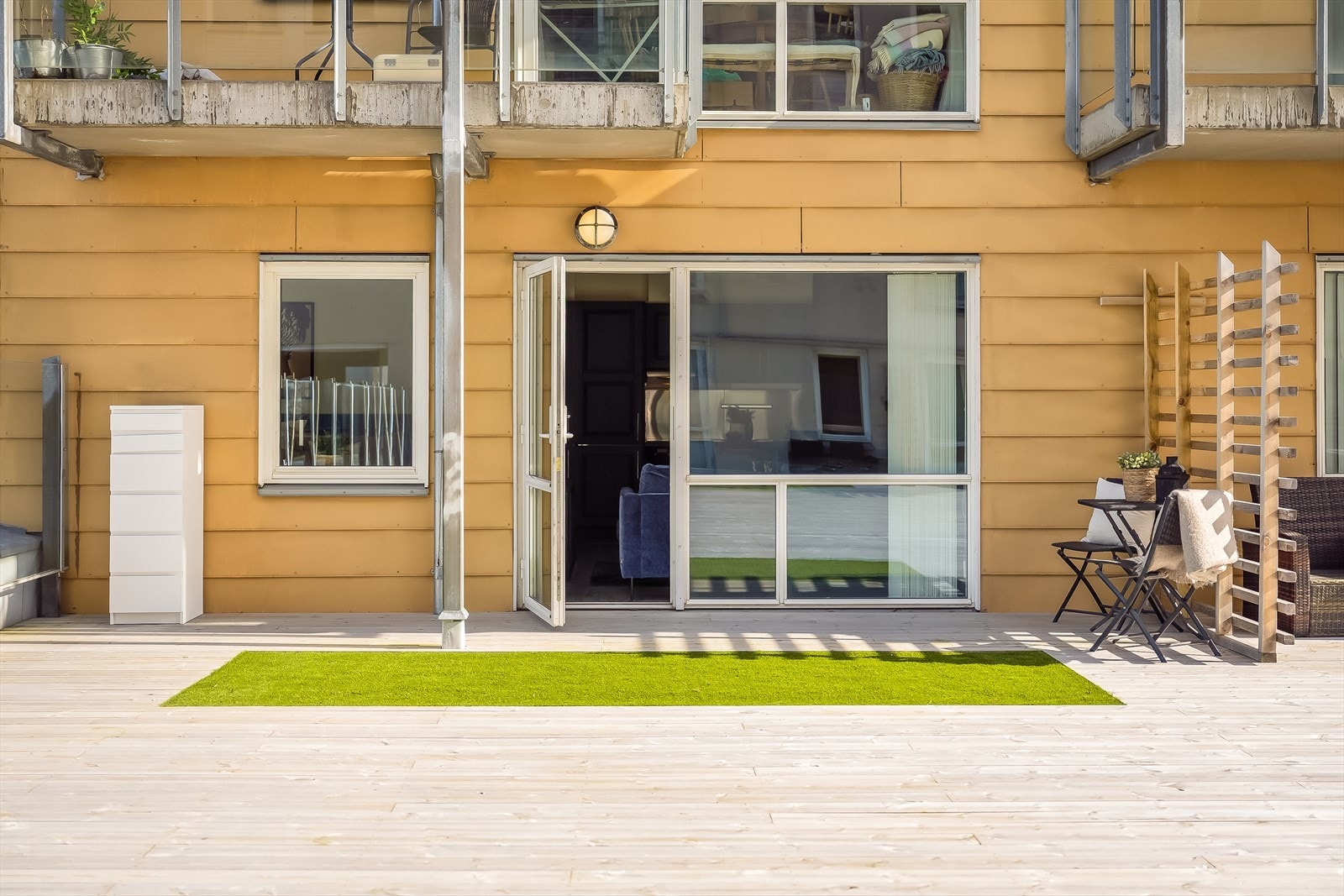 Det meste er inkludert i felleskostnadene som TV/internett, oppsparing til fremtidig vedlikehold, betjening av fellesgjeld samt felles drift- og vedlikehold. Galleribilde