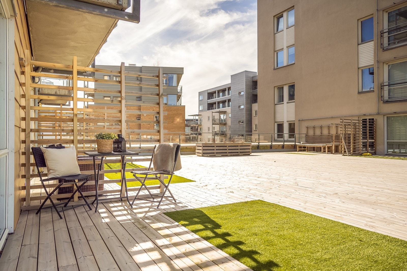 Fra leiligheten er det direkte adkomst til egen terrasse, med felles takterrasse og gode solforhold. Galleribilde