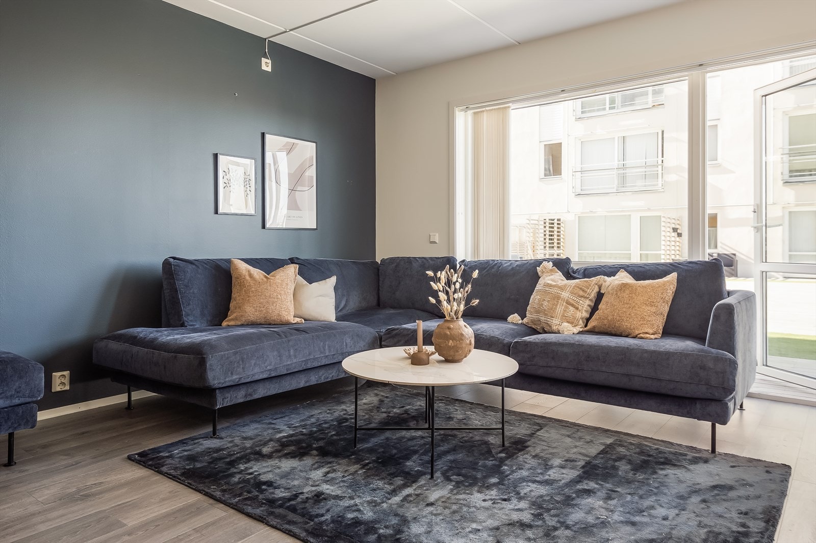 Den åpne stue- og kjøkkenløsningen måler 19,5 m² og har god plass til både sofa- og spisegruppe. Galleribilde