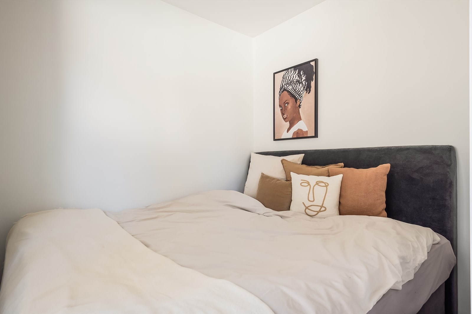 Soverommet er på 5 m² med plass til dobbeltseng, nattbord og garderobeløsning. Galleribilde