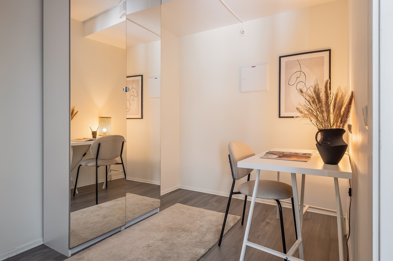 Leiligheten har også et disponibelt rom på 8,5 m² som nåværende eier bruker som hjemmekontor, garderobe og oppbevaring. Galleribilde