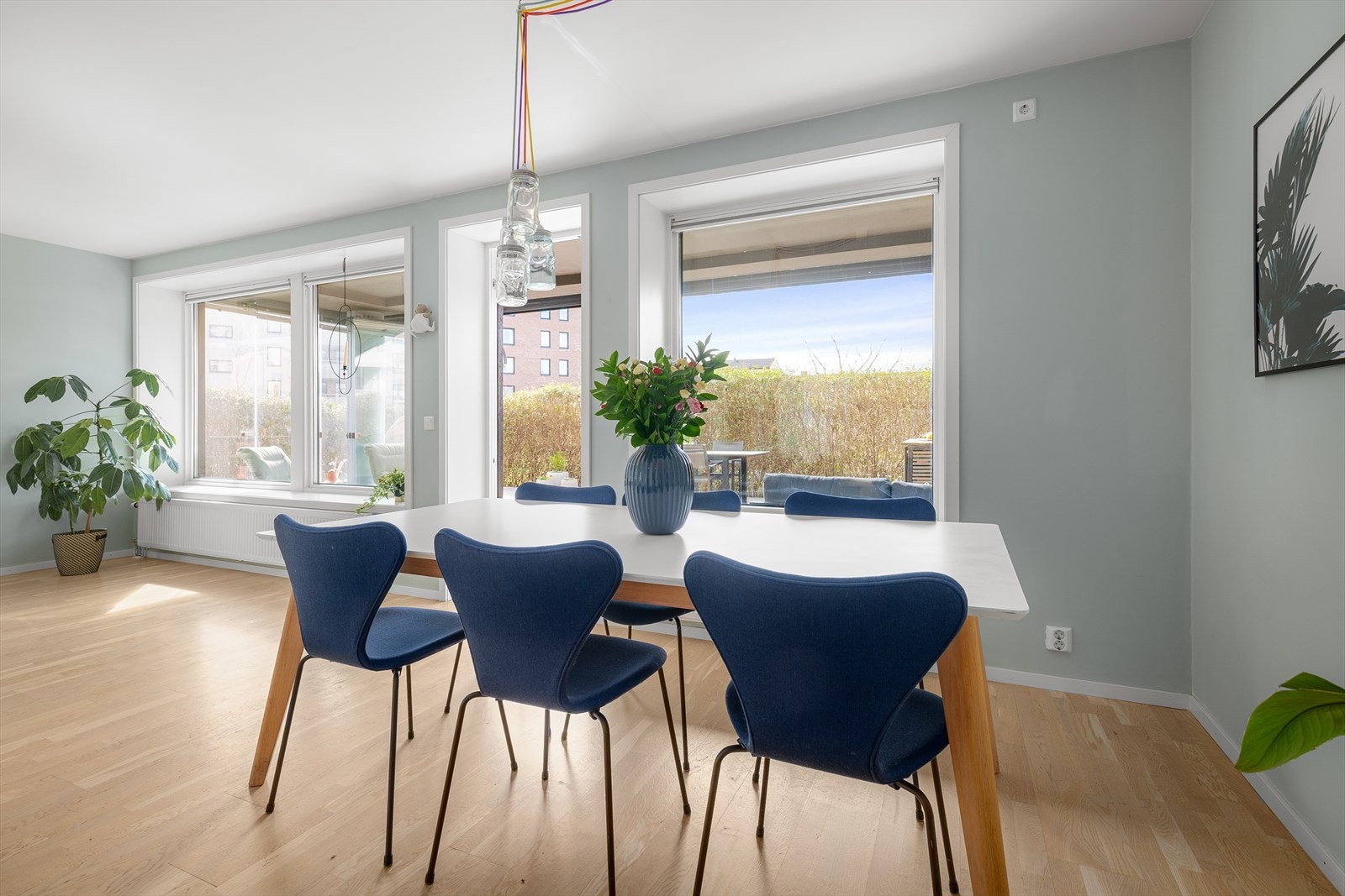 - Det er god plass til et stort spisebord - Galleribilde