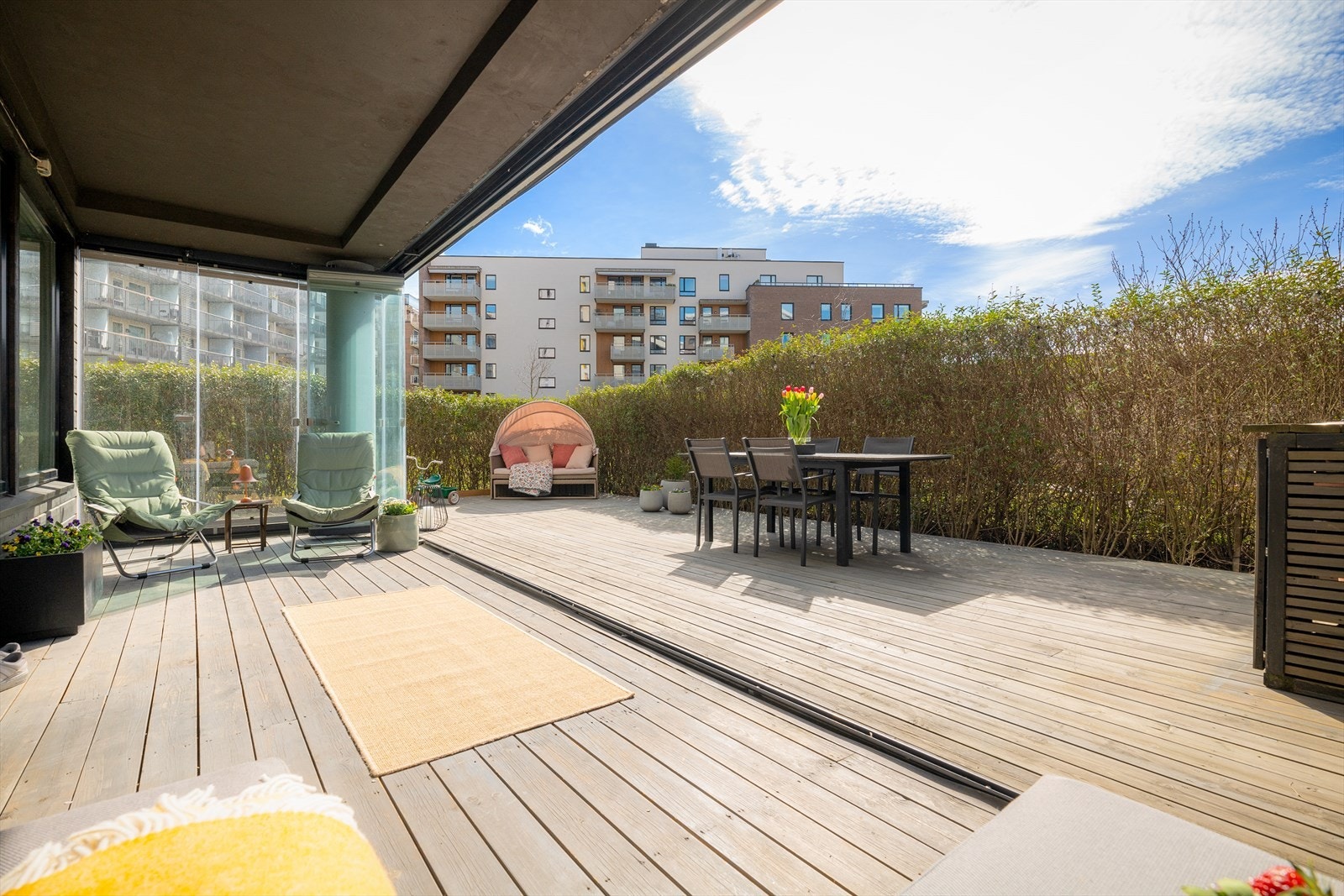- Sør-vestvendt solrik uteplass på ca. 57 m² - Galleribilde