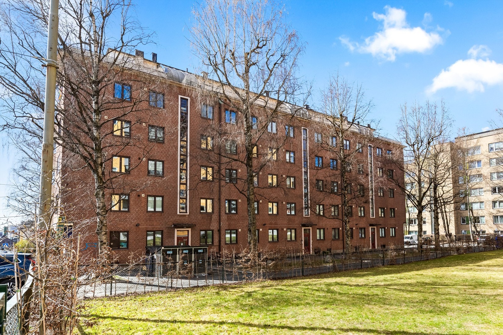 Sameiet har 13 parkeringsplasser som kan leies. Parkeringsplasser tildeles av styret etter venteliste. Galleribilde