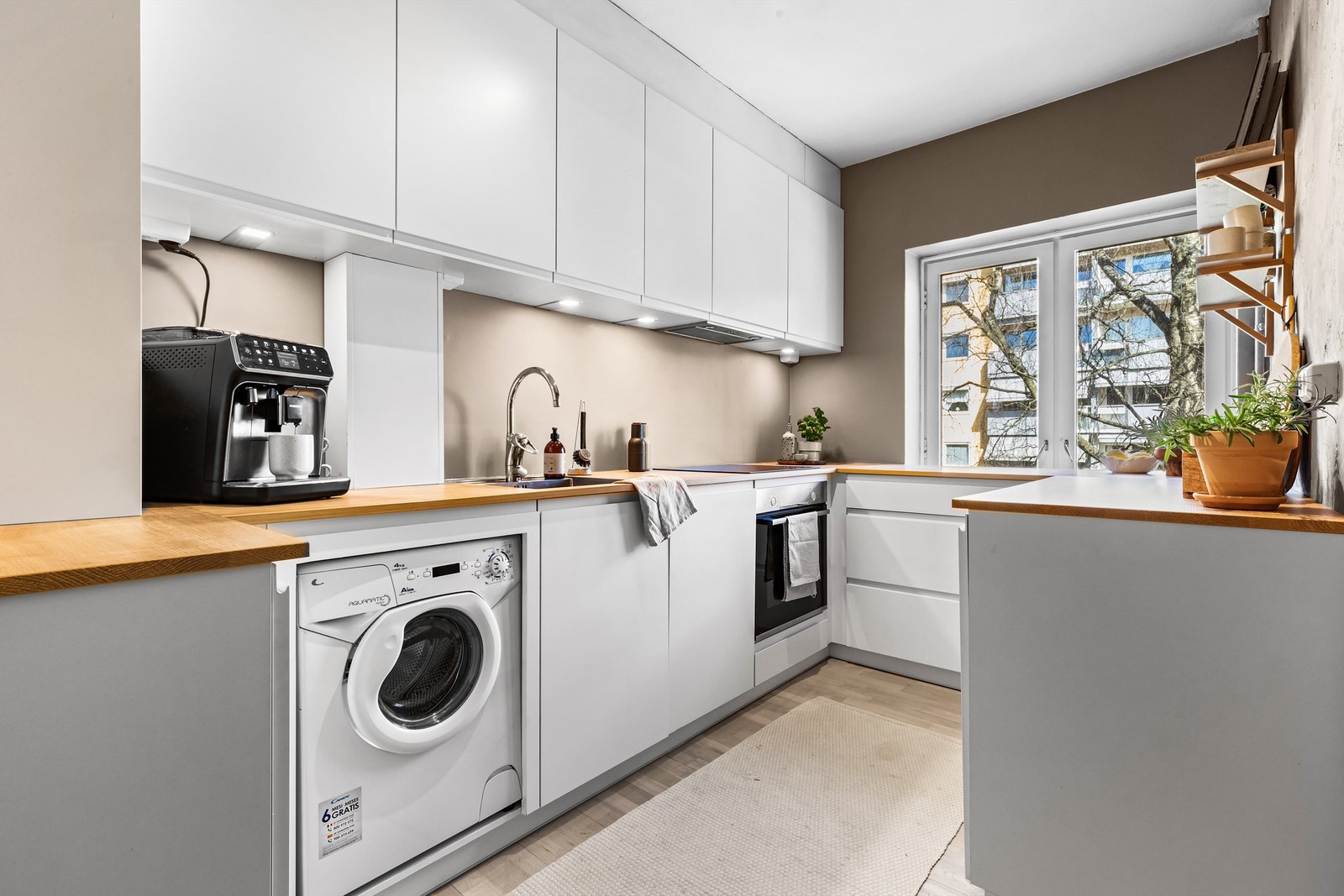 Godt med lysinnslipp på kjøkkent. Og rikelig med skap- og ben
keplass. Galleribilde