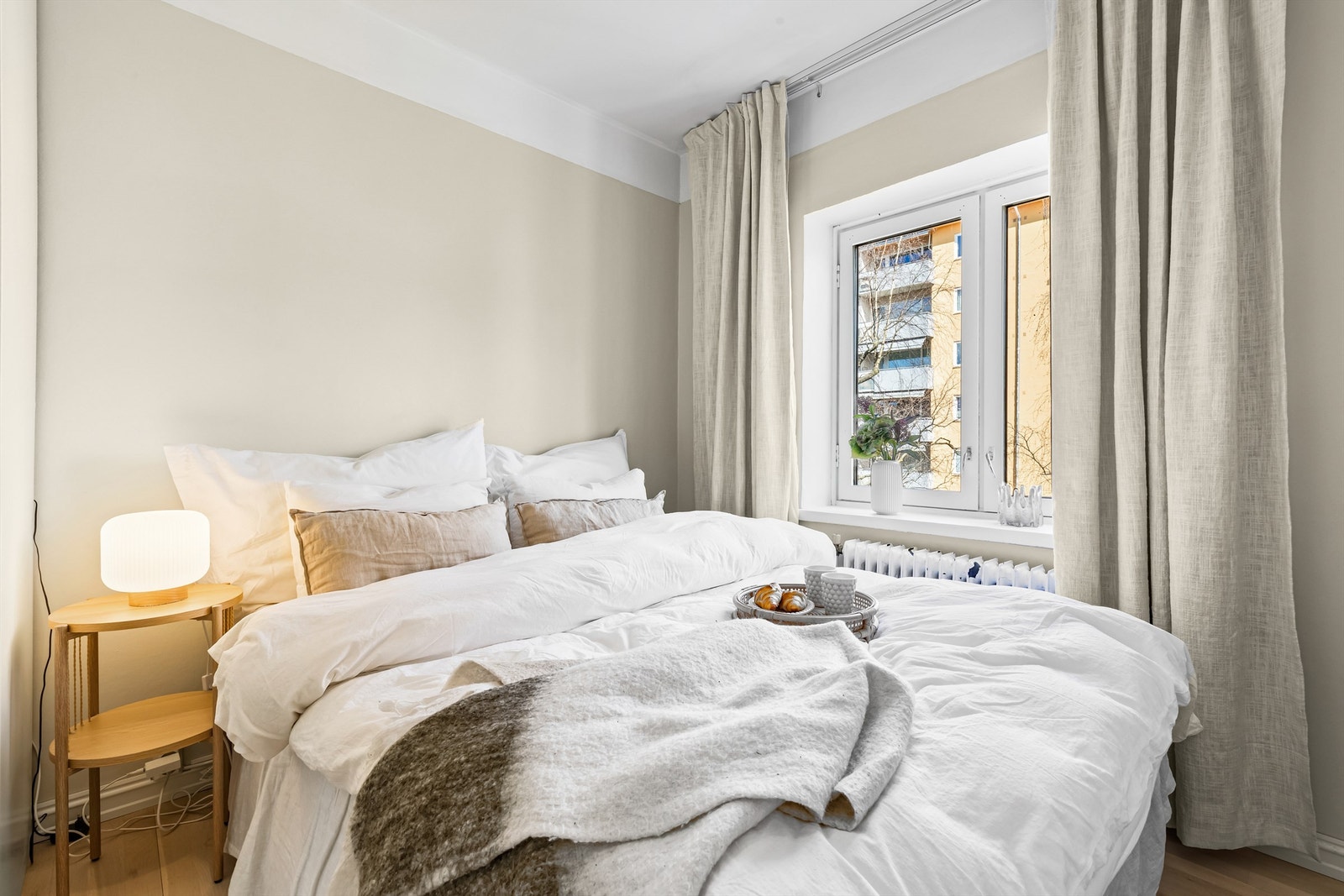 Stort soverom med god plass til dobbeltseng, nattbord og garderobeløsning. Galleribilde