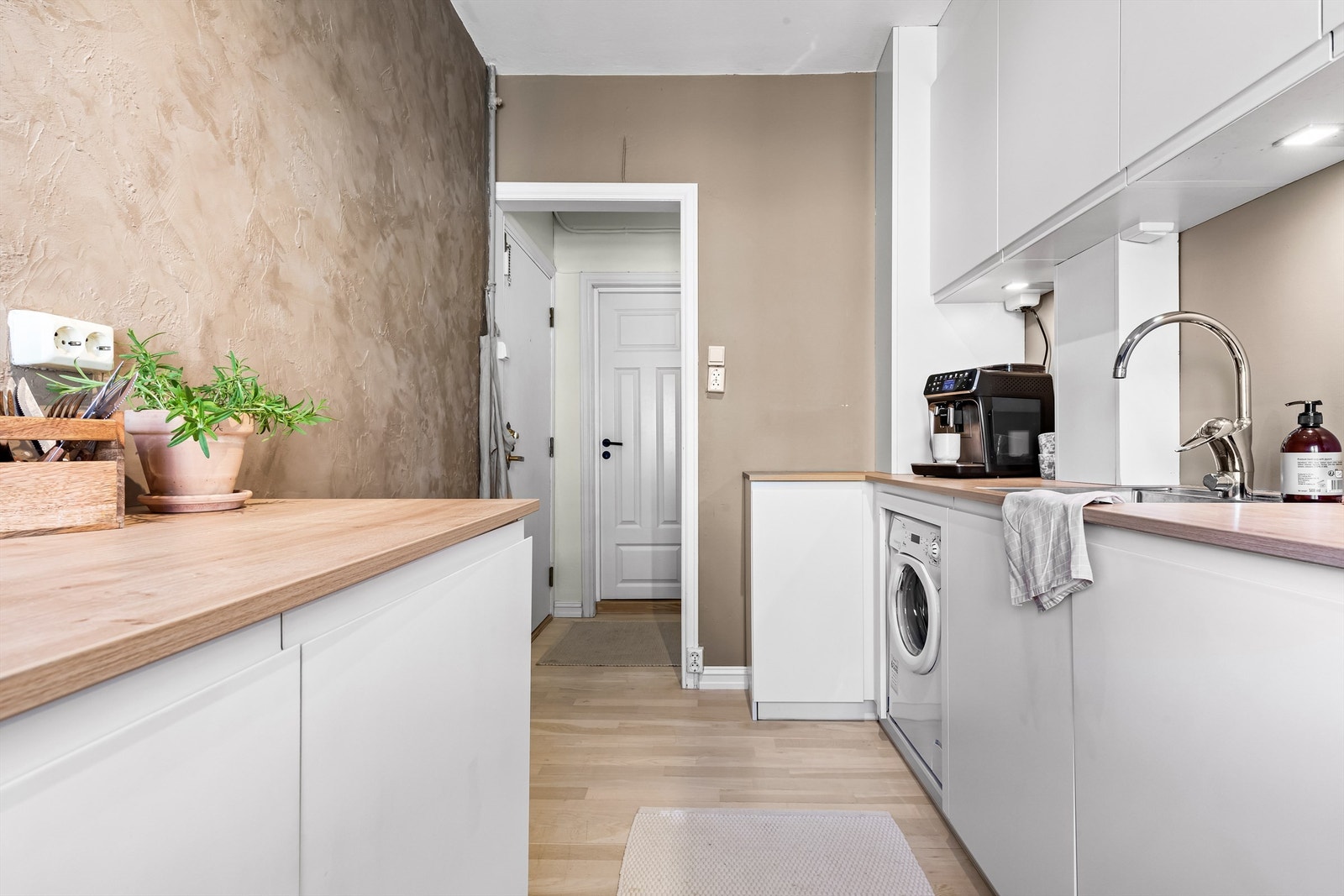 Det er montert både komfyrvakt og automatisk lekkasjestopper på kjøkkenet. Galleribilde