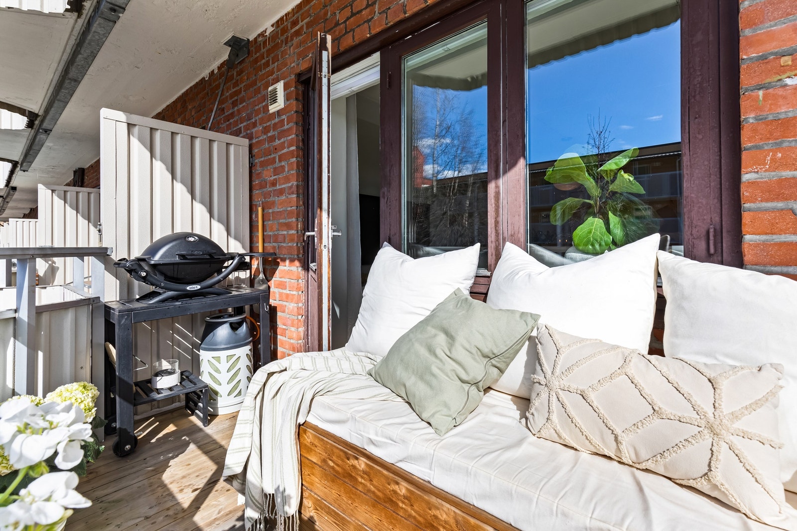 Balkongen er delvis overbygd og gir gode muligheter for hyggelige utemøbler, grill og beplantning. Galleribilde