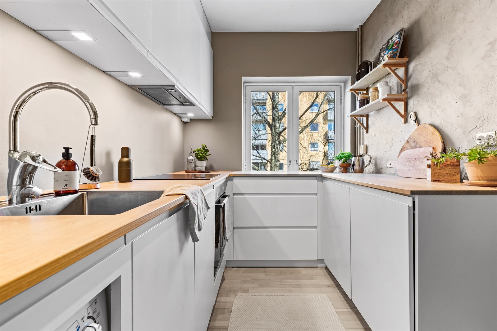 Lekkert og moderne kjøkken fra 2019 med slette fronter. Galleribilde